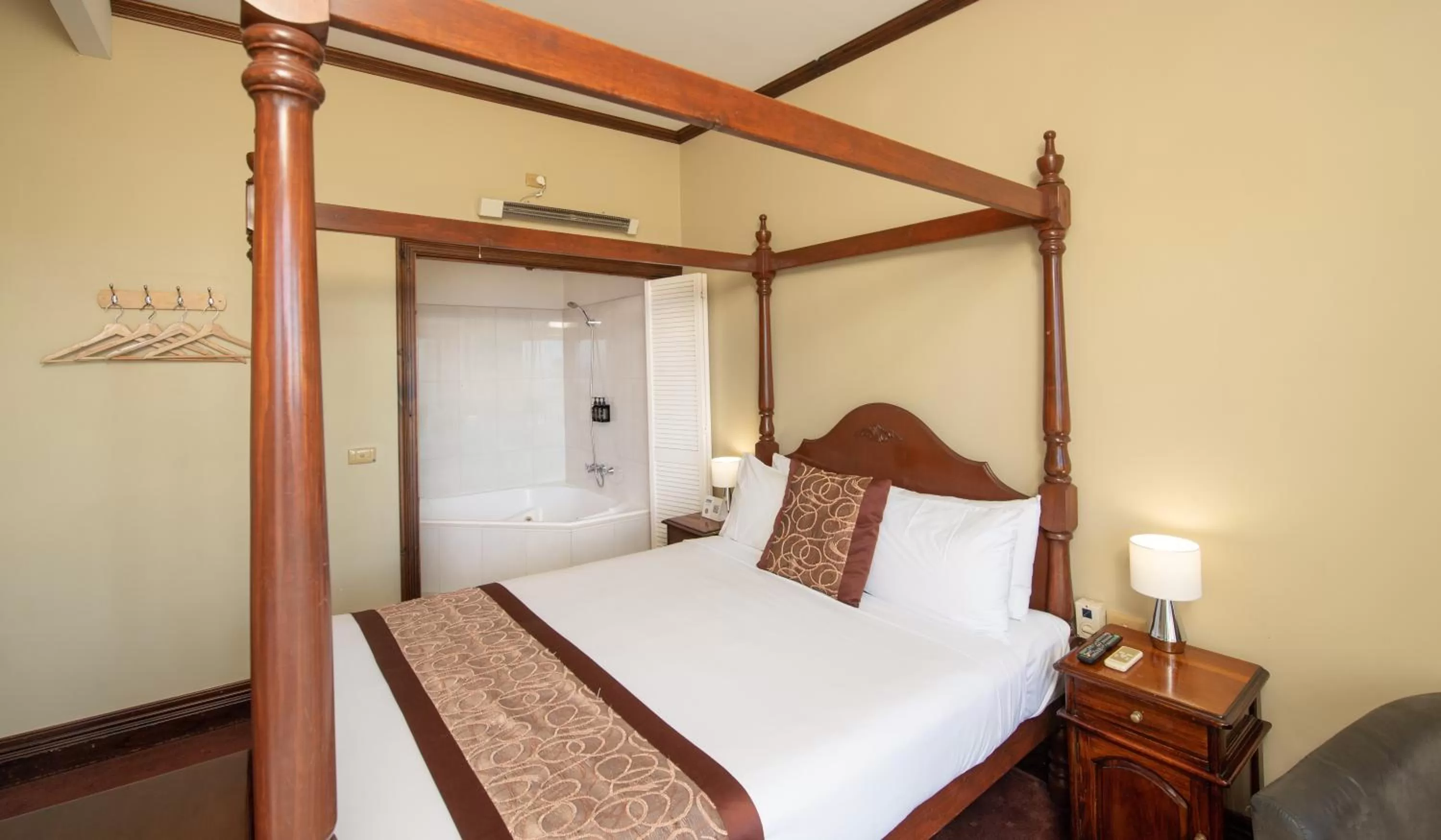 Bed in Anchorage Seafront Hotel