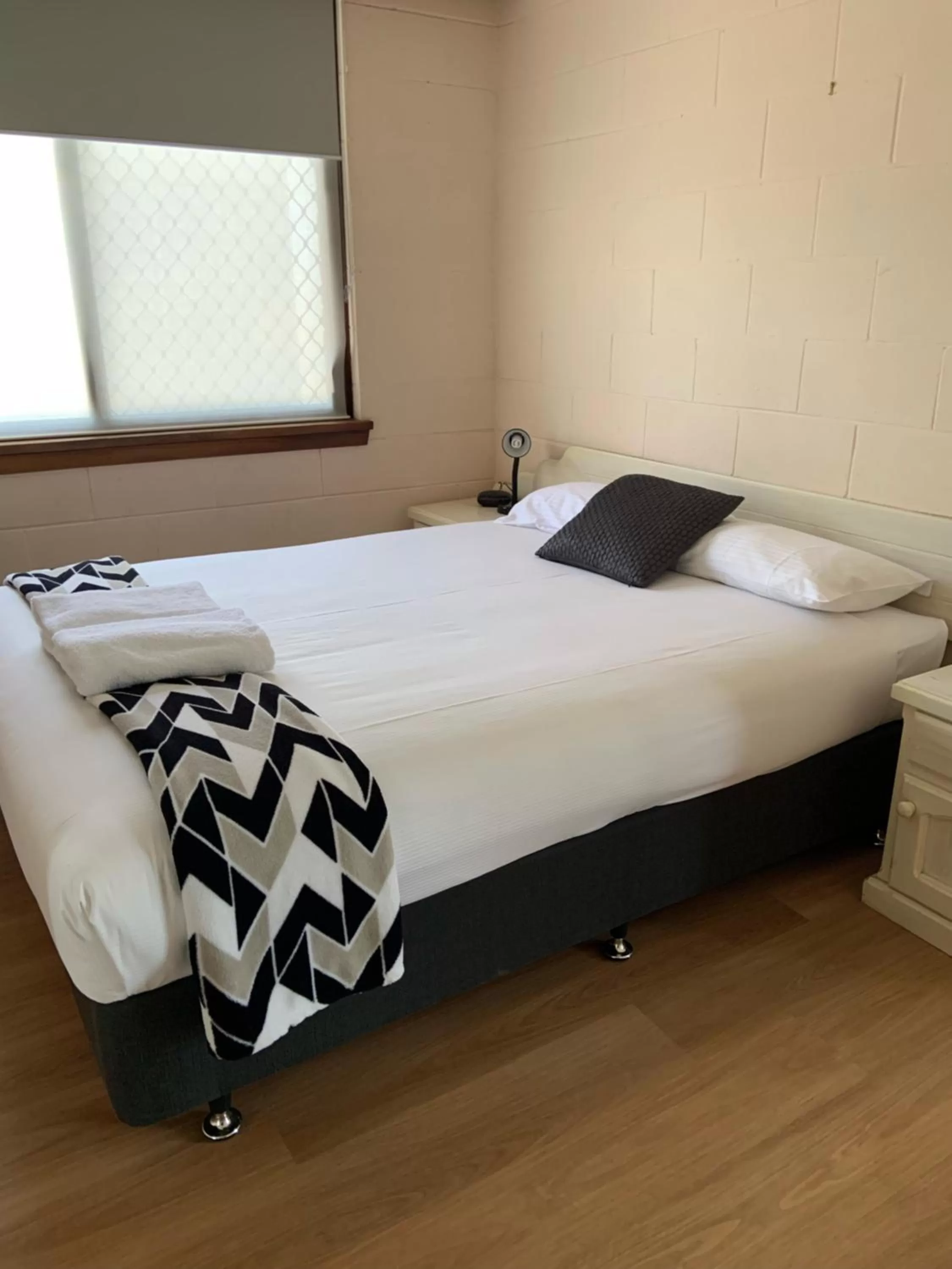 Bed in Plainsman Motel