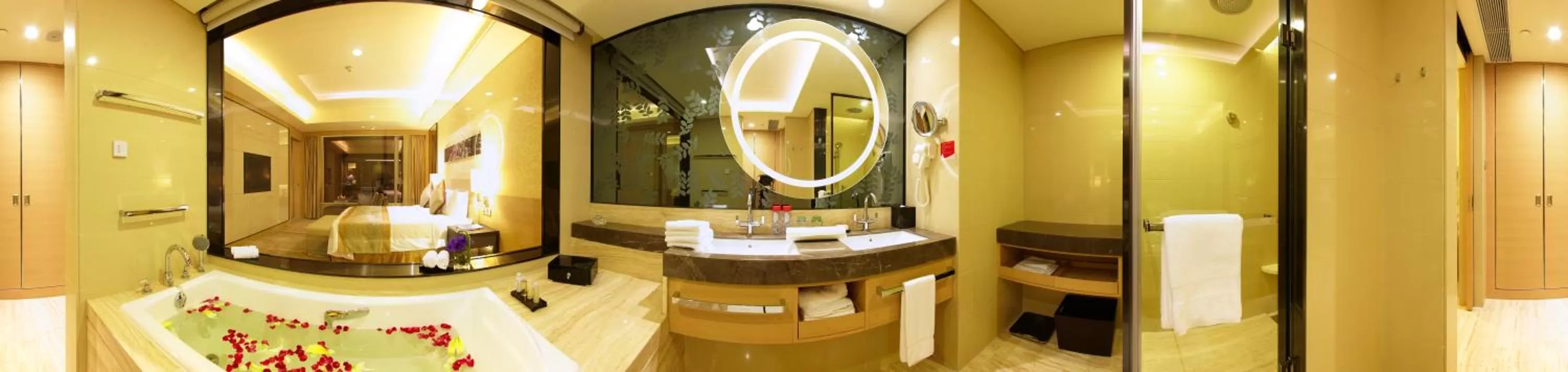 Toilet in Crowne Plaza Guangzhou Huadu by IHG