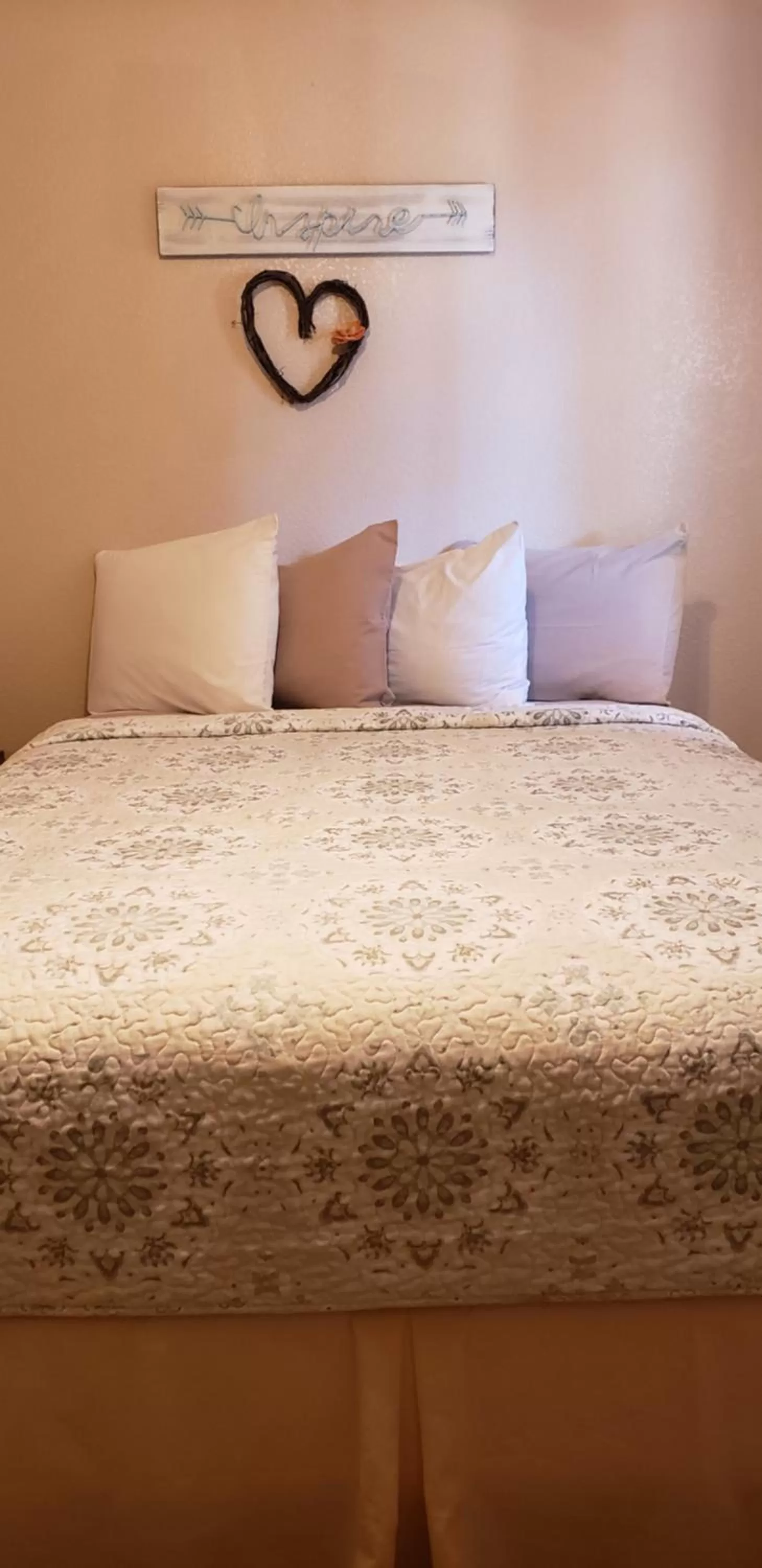 Bedroom, Bed in Red Rock Motel and Dam Motel