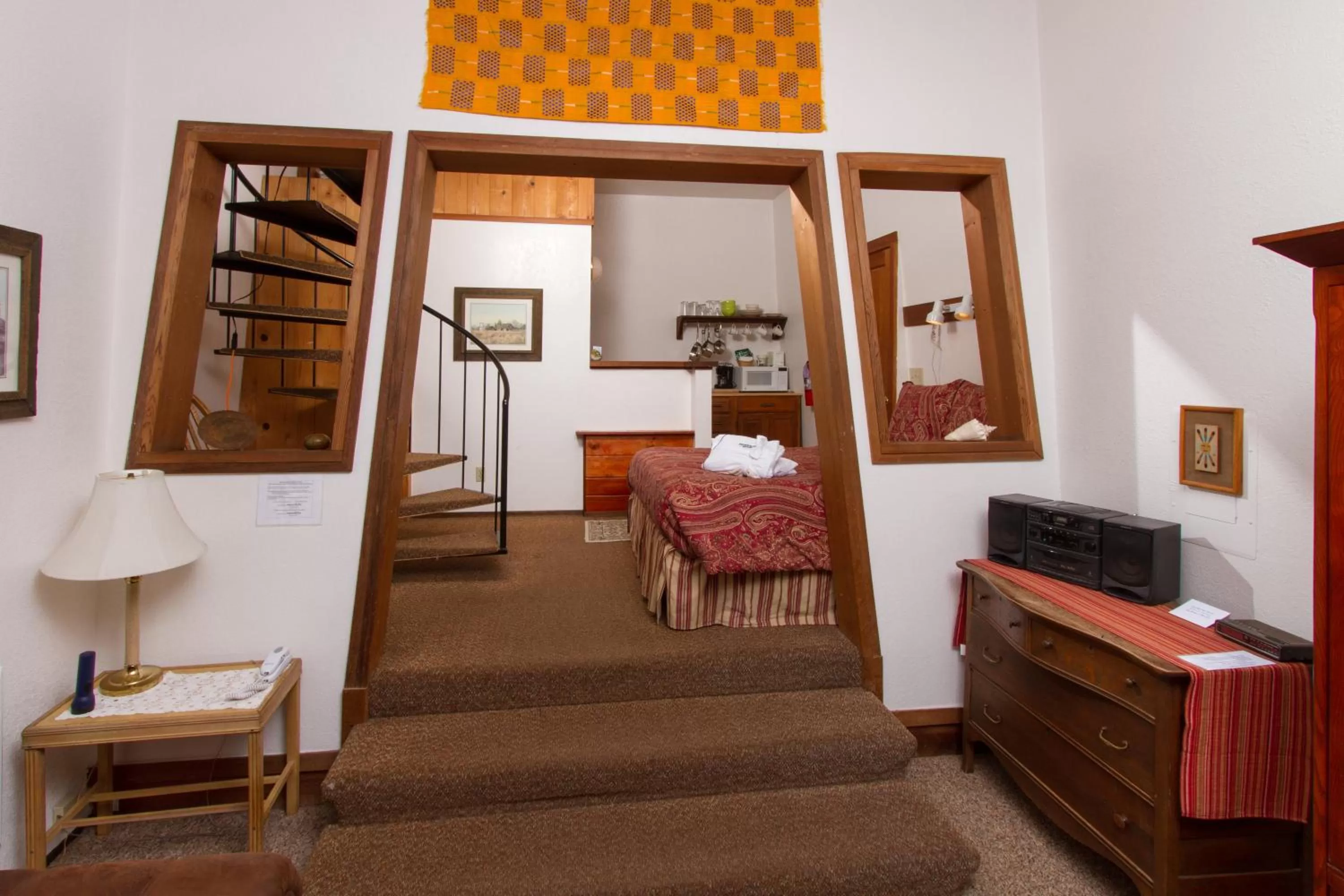 Seating area, Bed in Sweetwater Inn and Spa