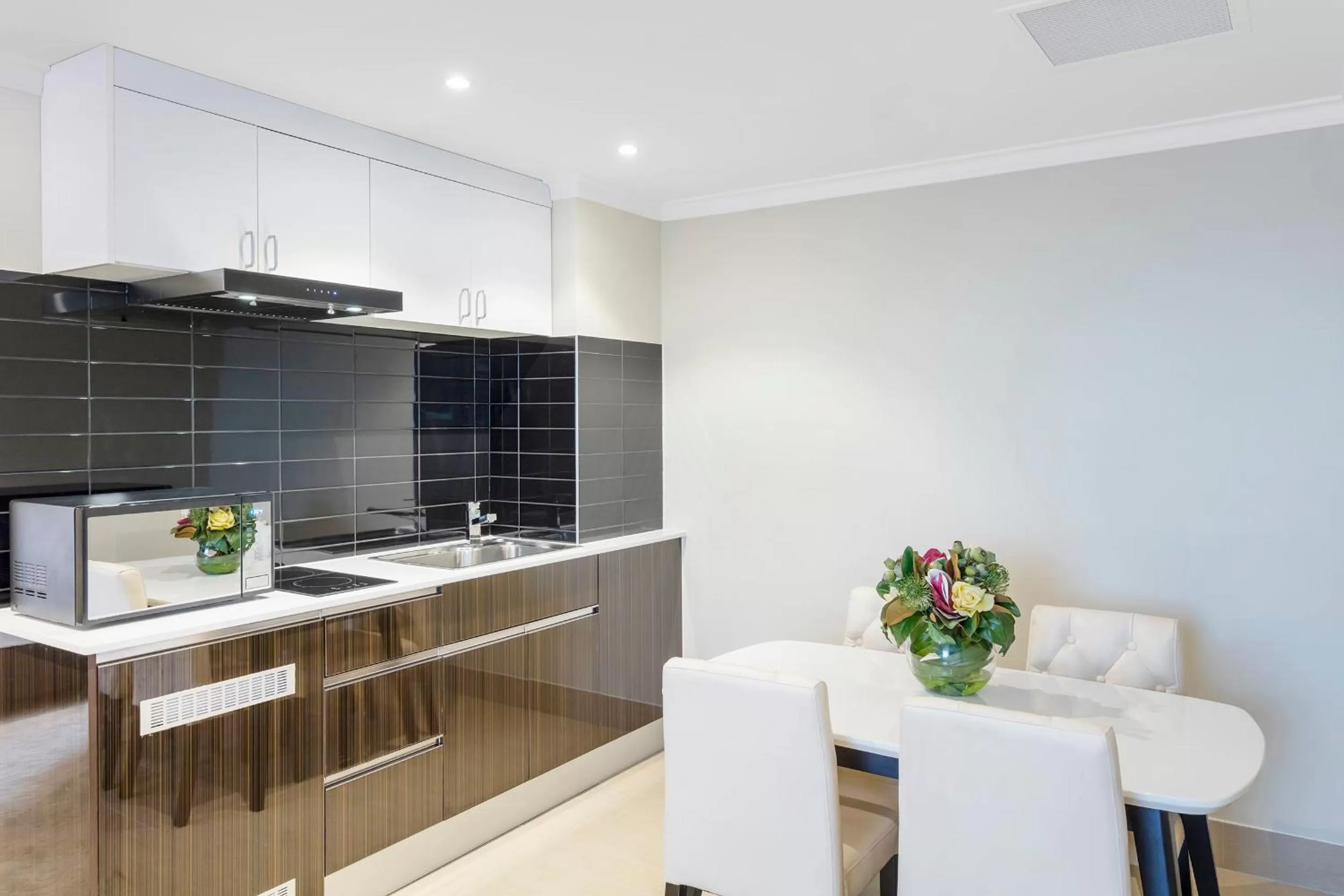 Kitchen or kitchenette in Hotel Diana Woolloongabba