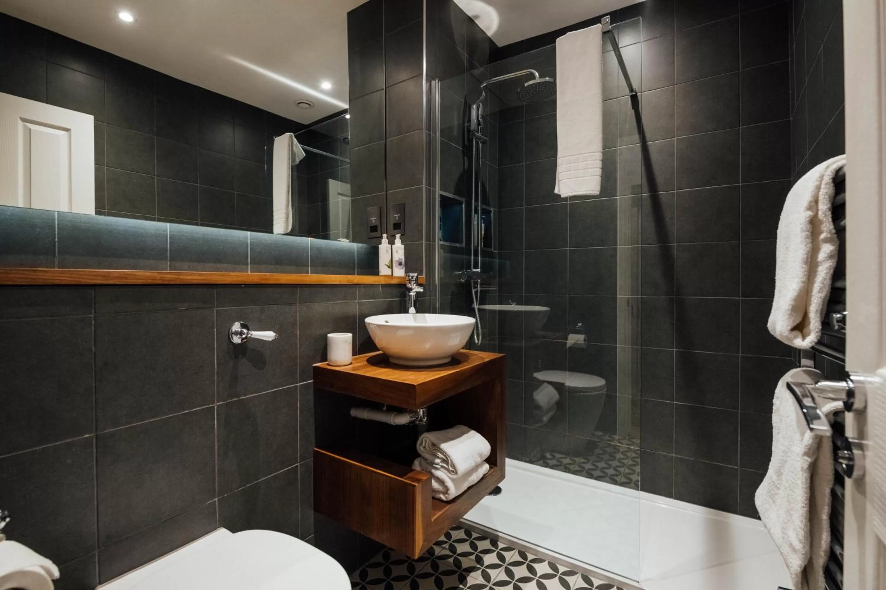 Shower in The Fox at Willian