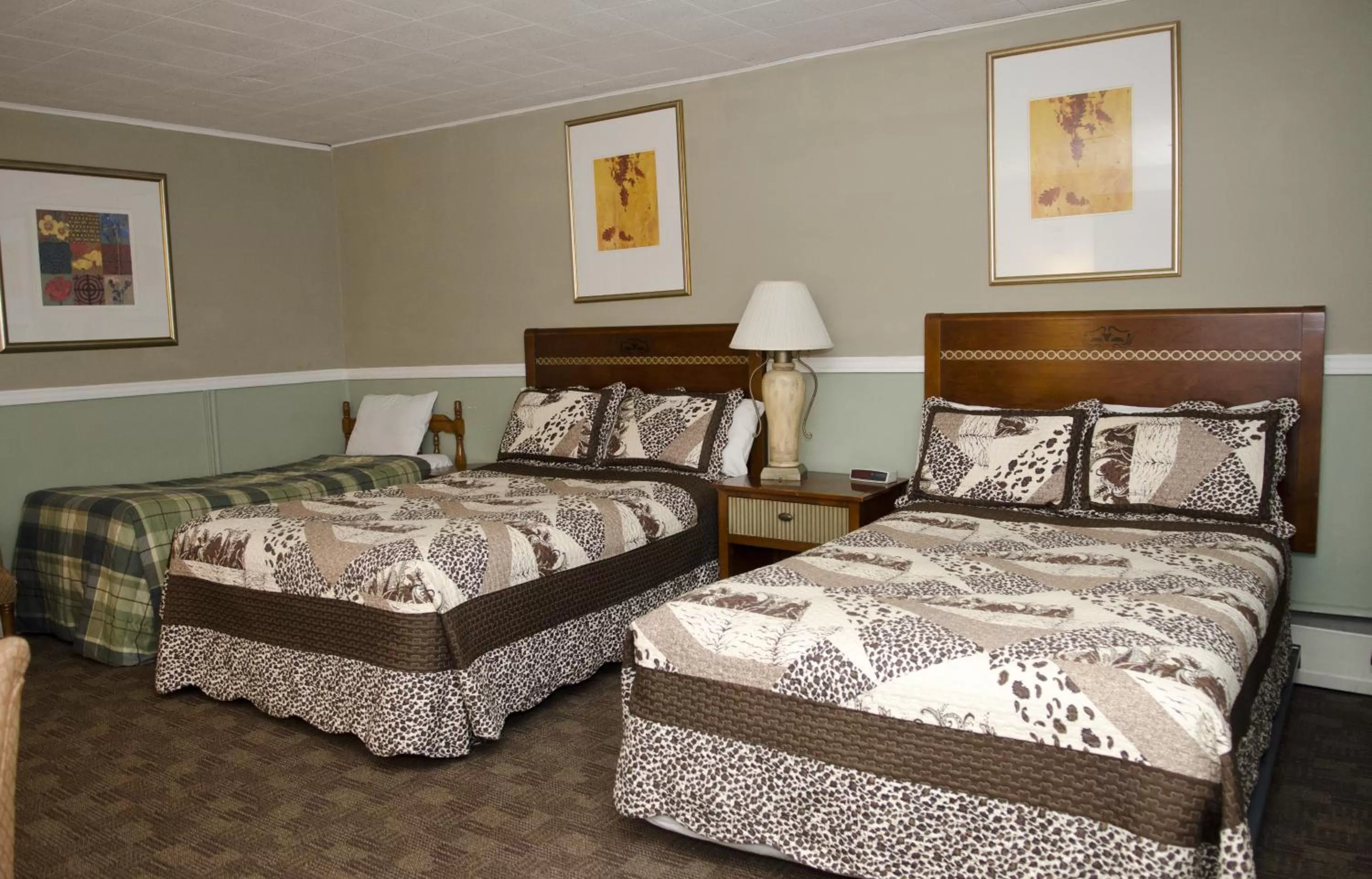 Double Room with Two Double Beds - Smoking in Thriftlodge Cochrane