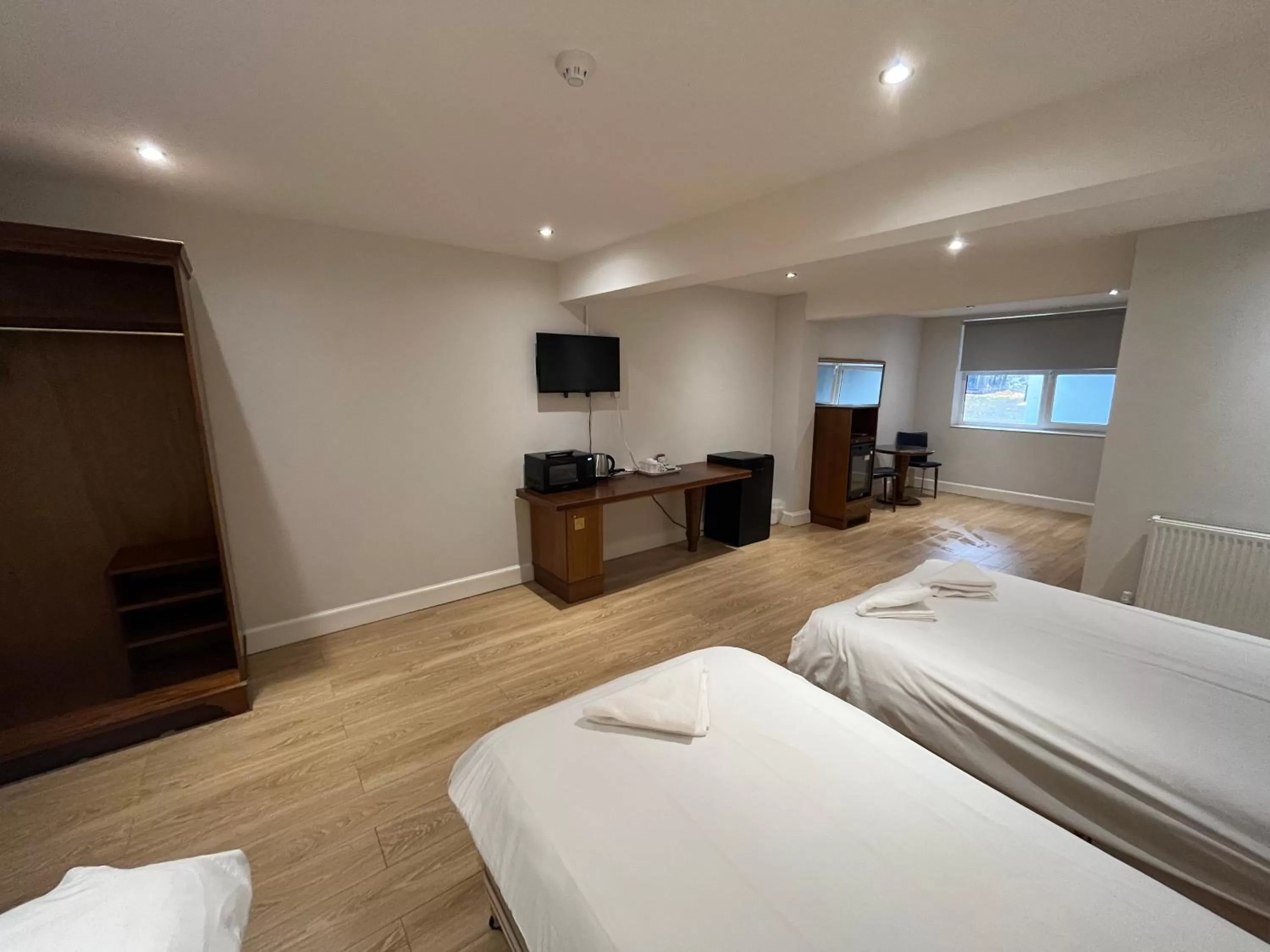 Photo of the whole room in Park View Rooms