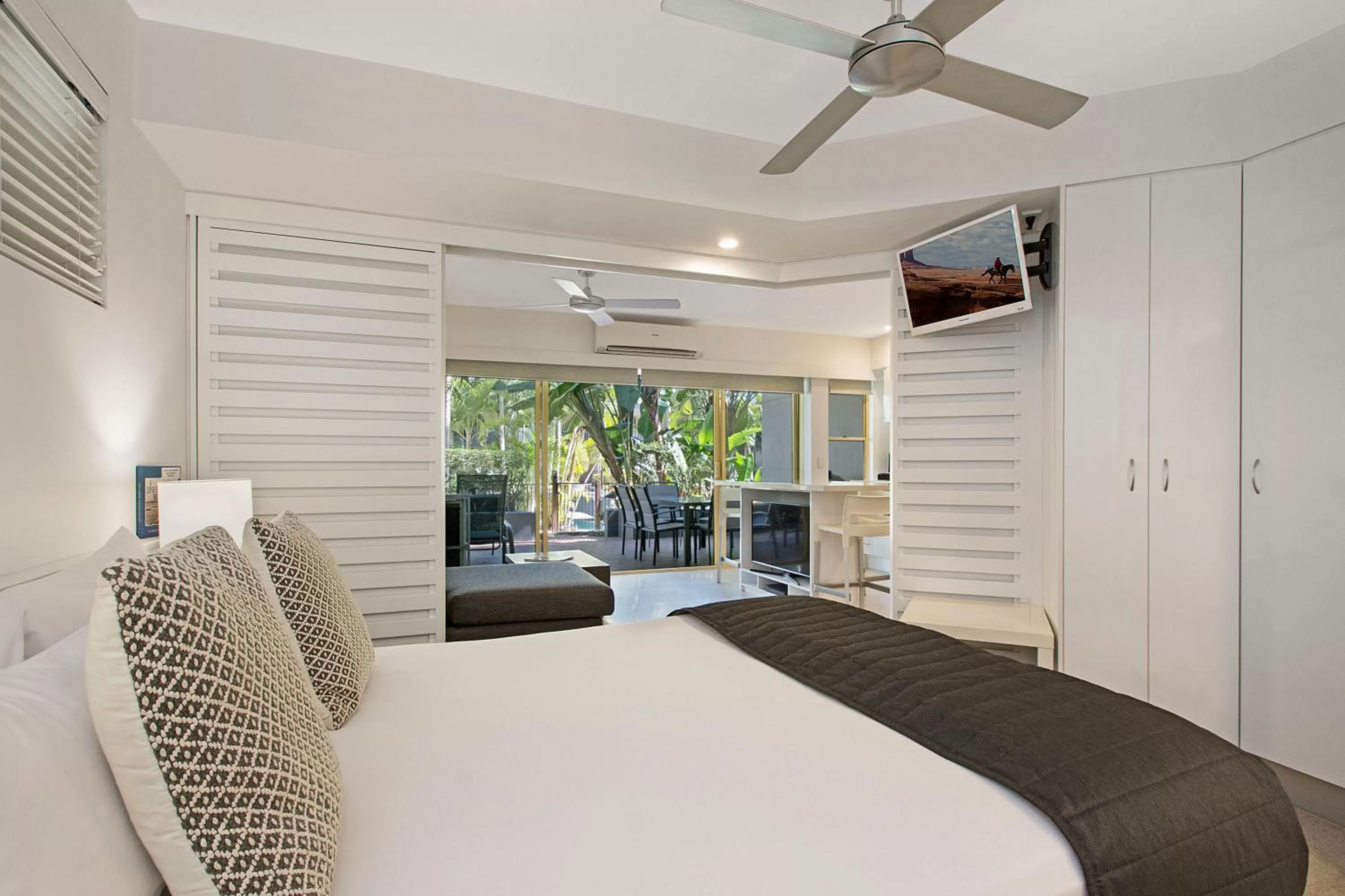 Bedroom, Bed in Mantra French Quarter Noosa