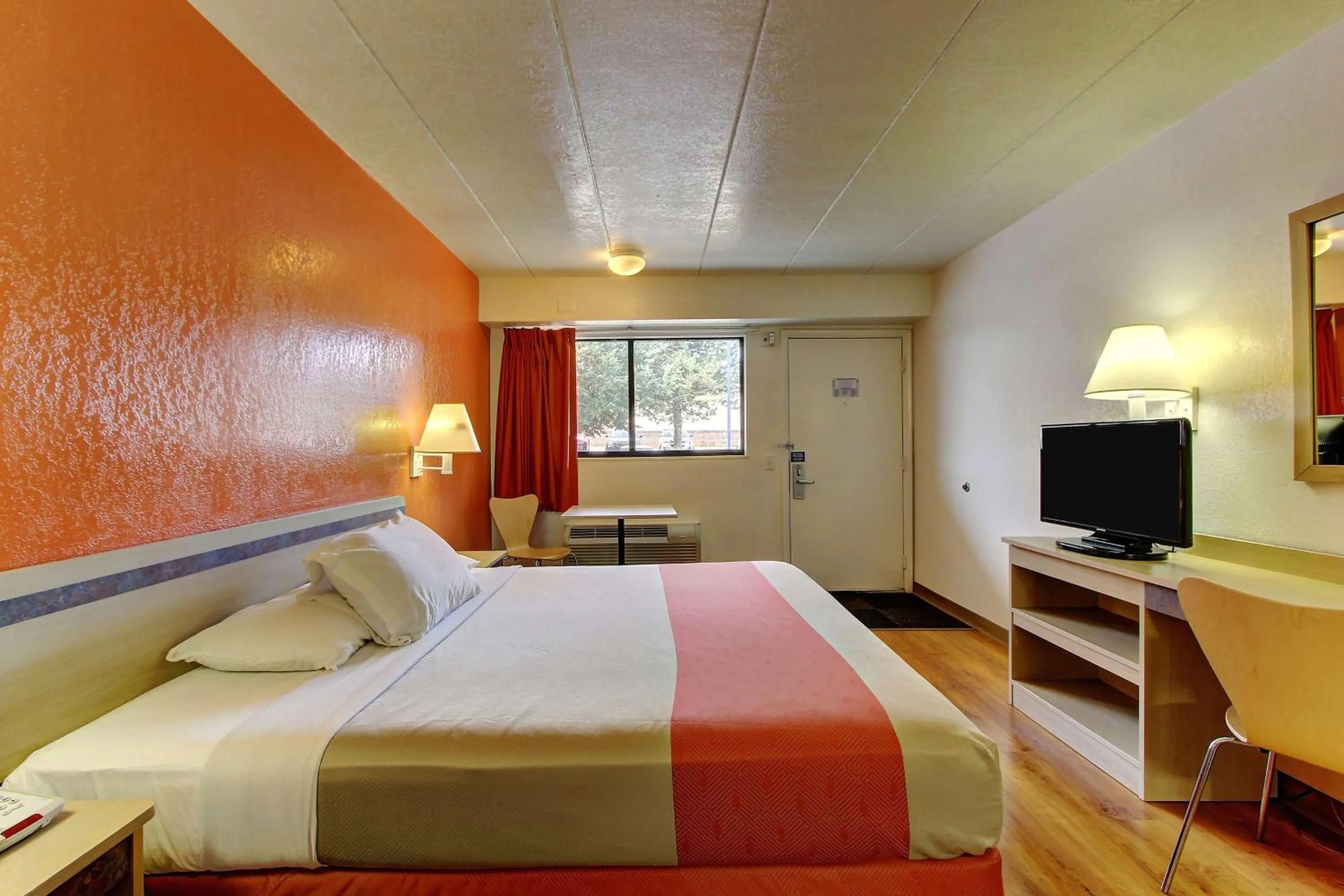 Photo of the whole room, Bed in Motel 6-York, PA