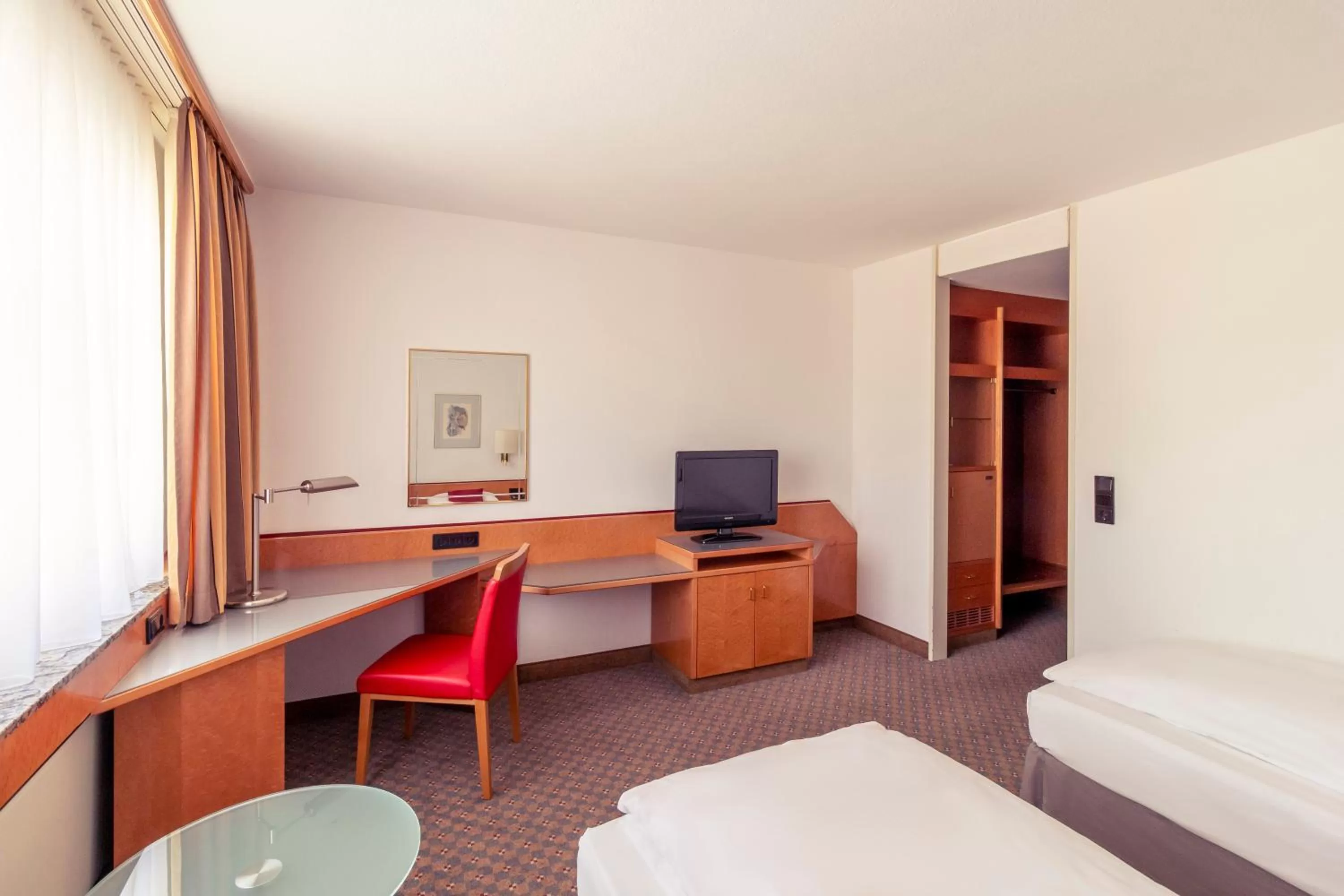 Photo of the whole room, Bed in Mercure Hotel Köln City Friesenstraße