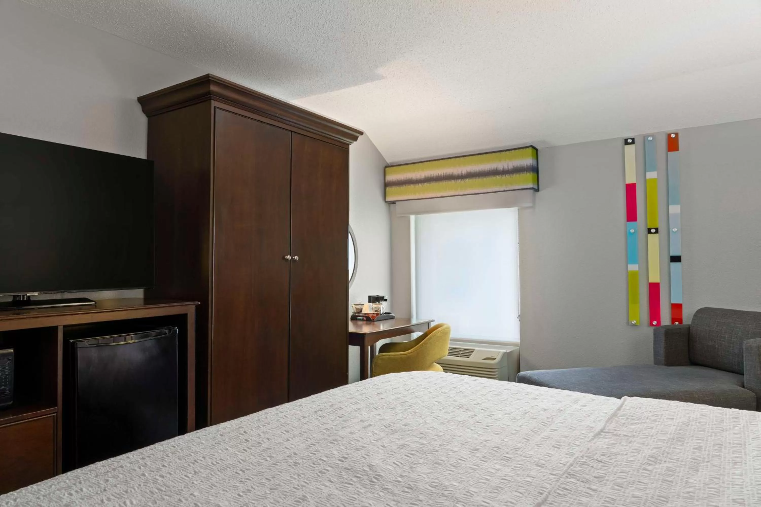 Bedroom, Bed in Hampton Inn & Suites Newport News-Airport - Oyster Point Area