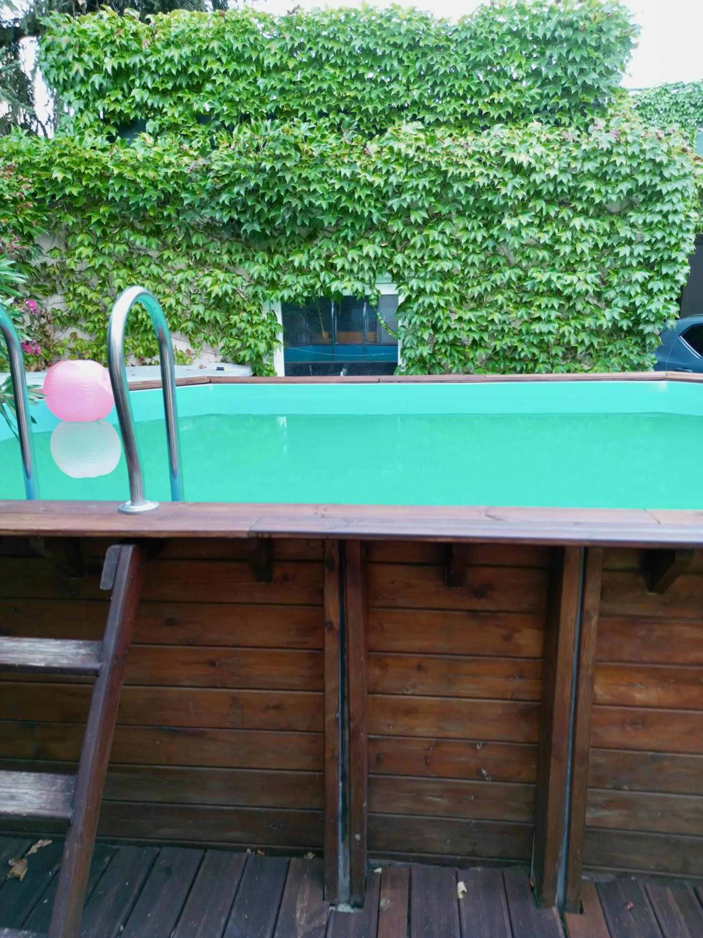 Swimming pool in B&B "Clos Feuillat"