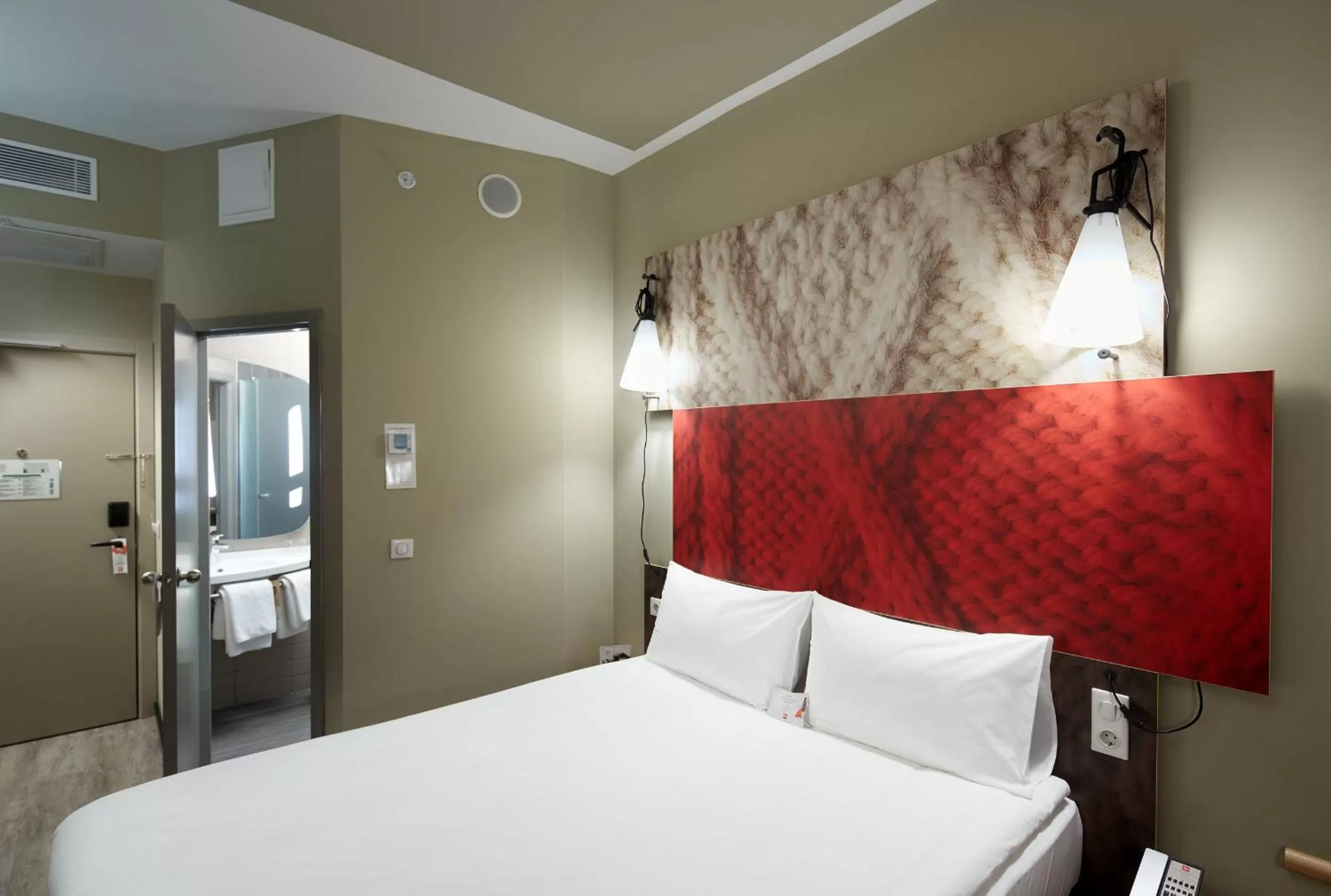 Photo of the whole room, Bed in Ibis Istanbul West