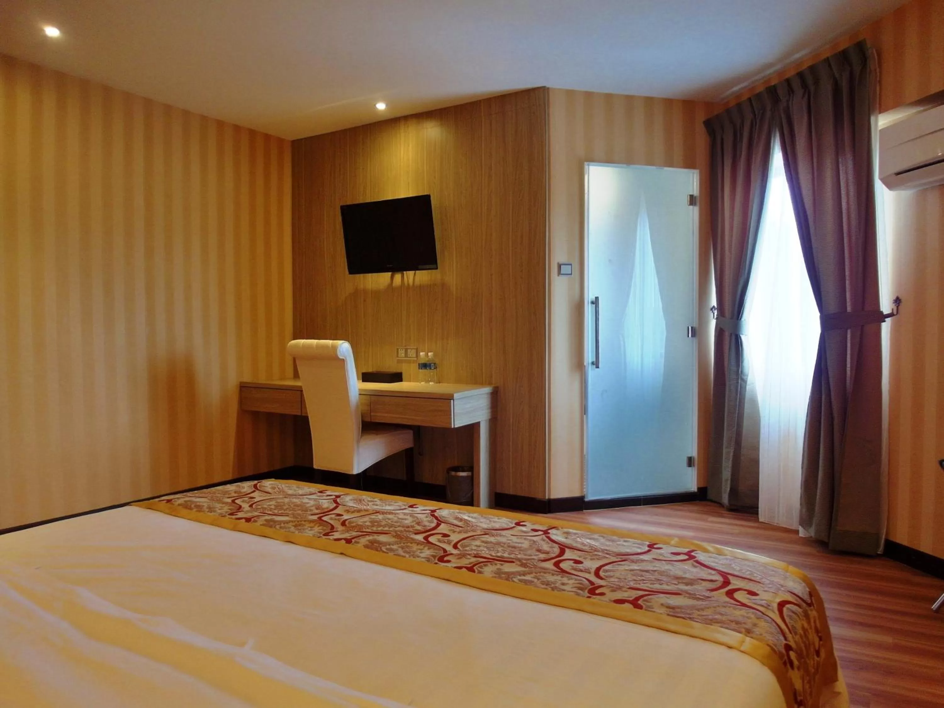 Bedroom, Bed in Mandarin Hotel Kota Kinabalu