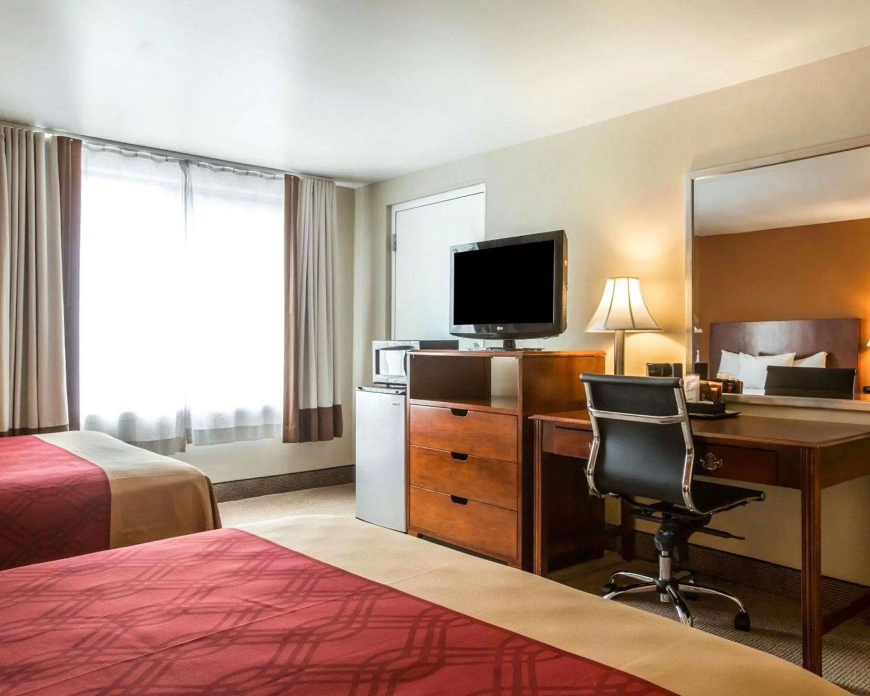 Photo of the whole room, Bed in Econo Lodge Lakes Region