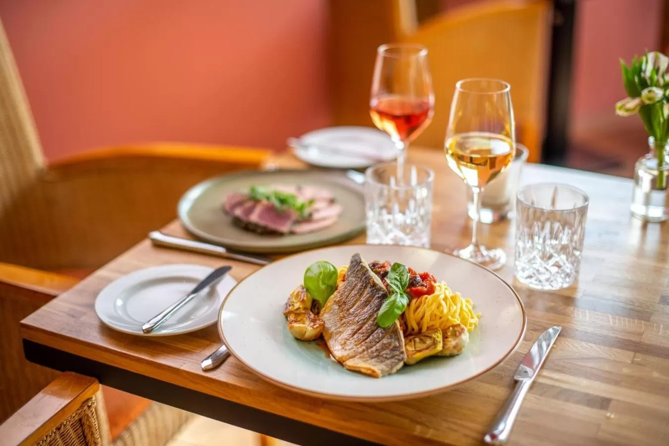 Restaurant/places to eat in Diehls Hotel