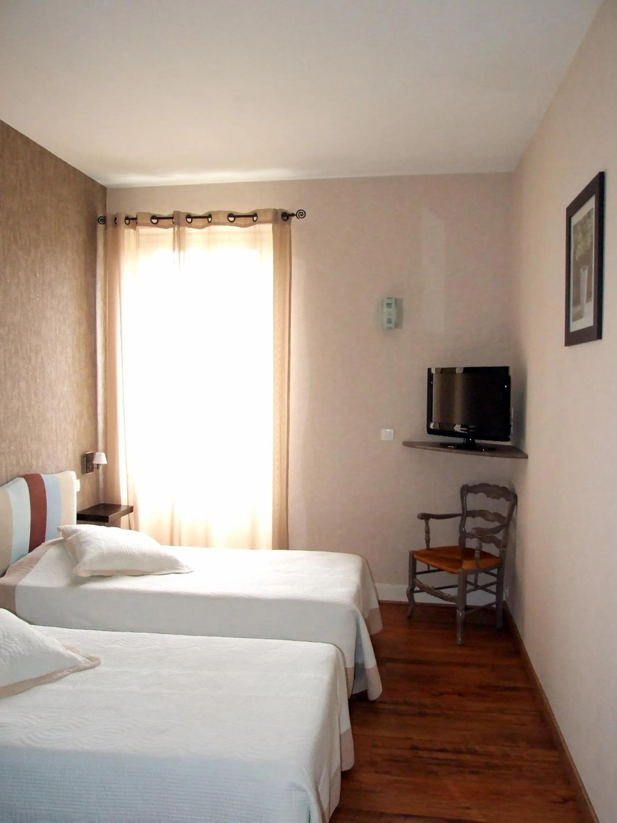 Photo of the whole room, Bed in Logis Hotel L'Occitan 2 étoiles