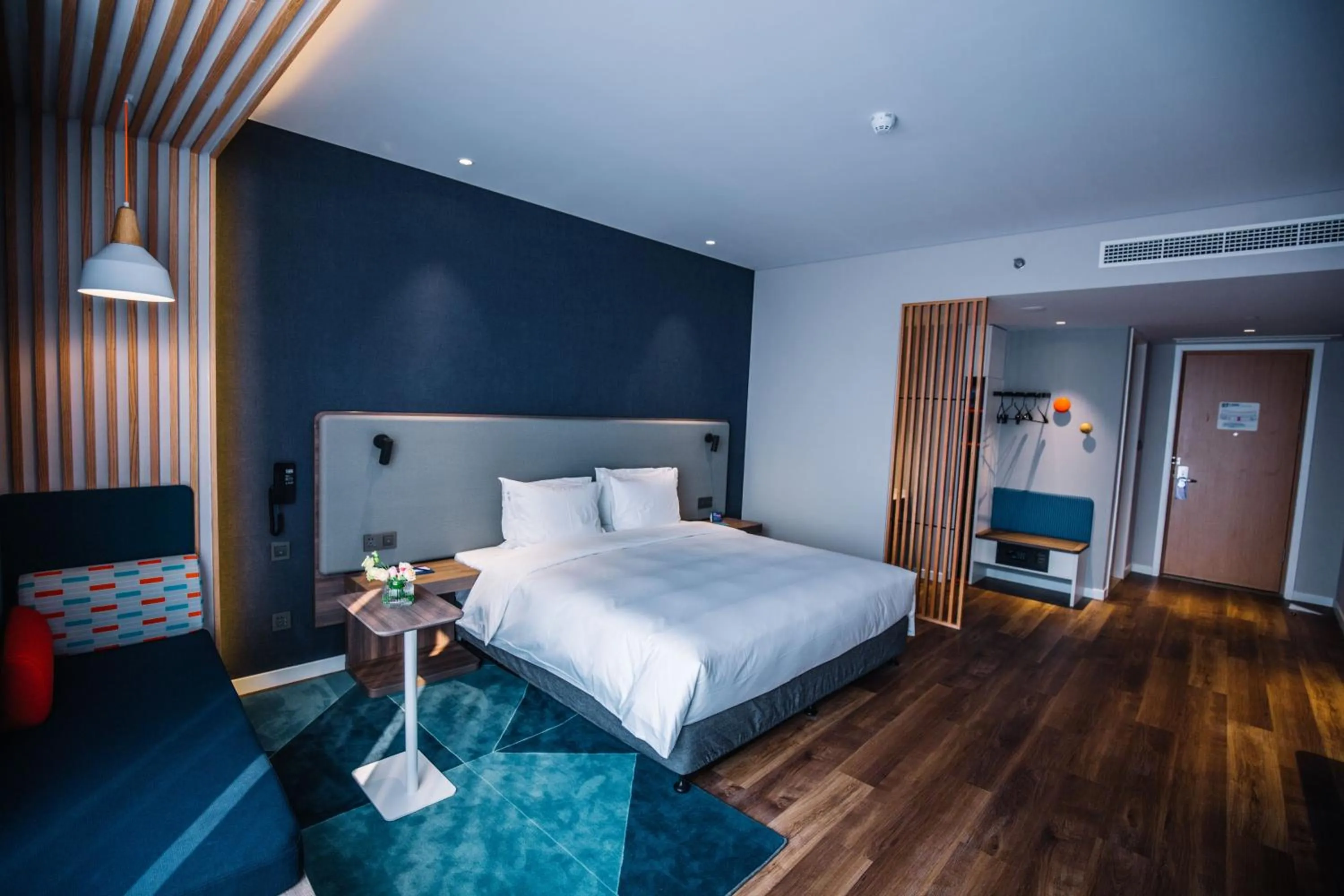 Photo of the whole room, Bed in Holiday Inn Express Ningbo Fenghua by IHG