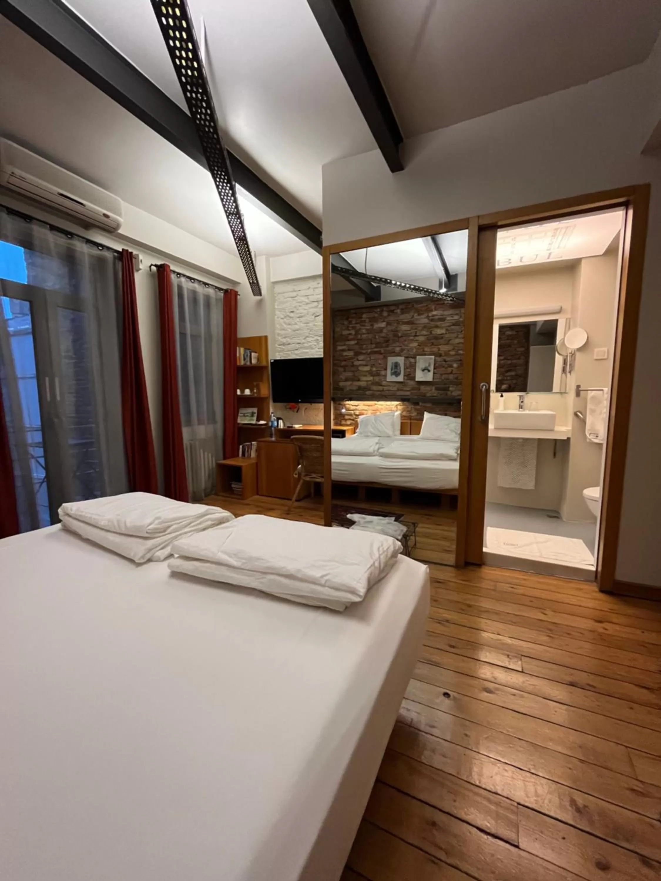 Bedroom, Bed in Peradays