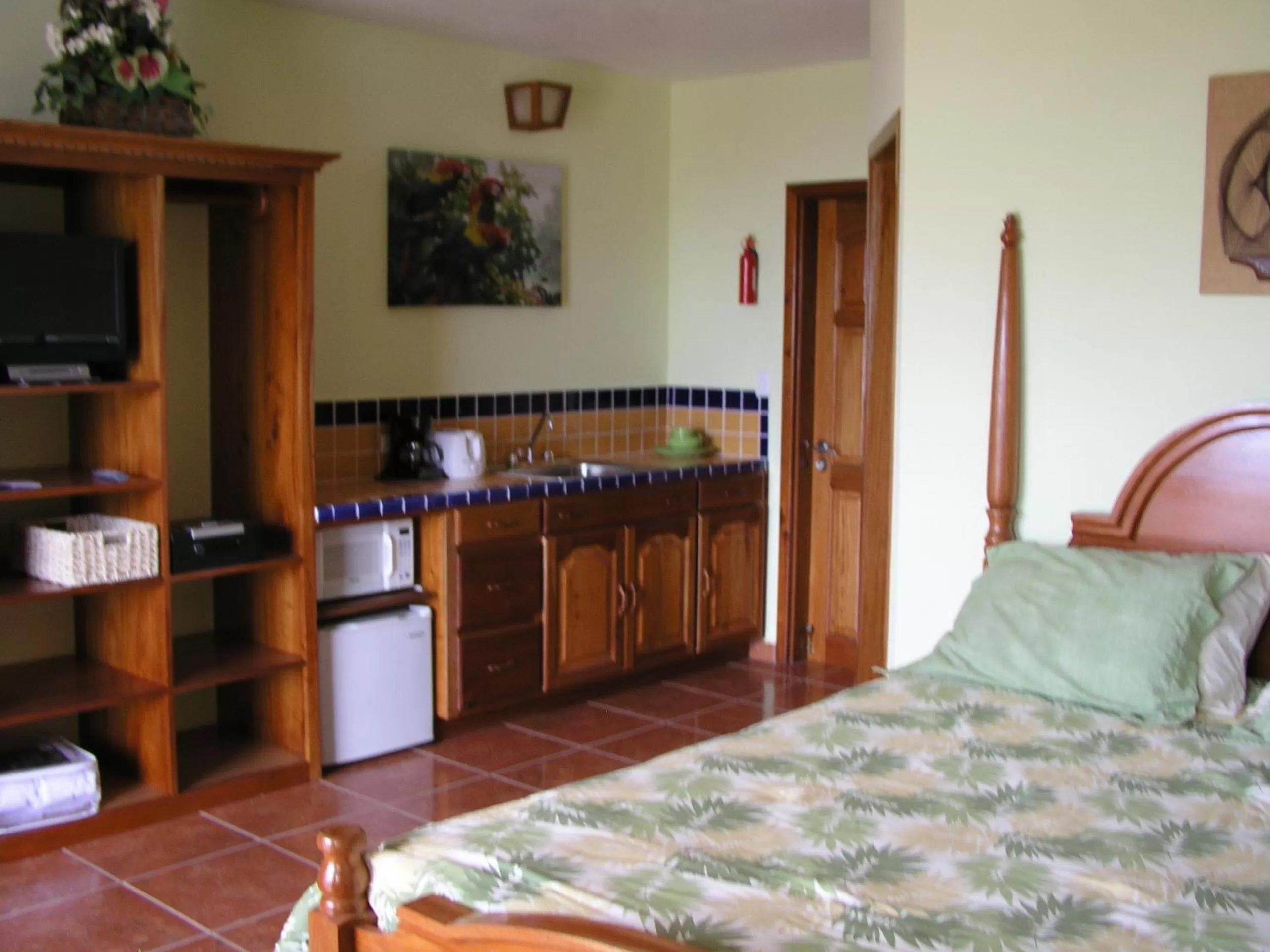 Kitchen or kitchenette, Kitchen/Kitchenette in Alan's Paradise Hotel