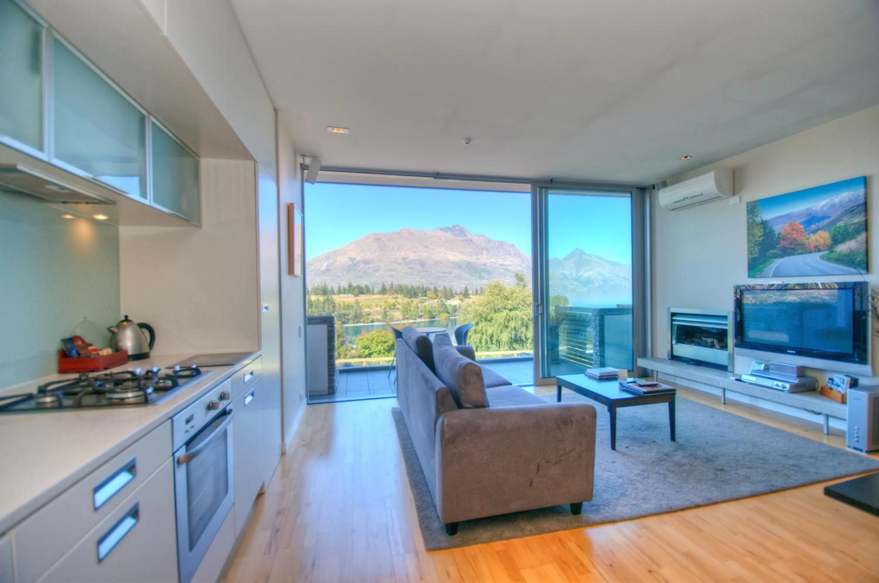 Lake View One Bedroom Apartment with Balcony in Swiss-Belsuites Pounamu Queenstown