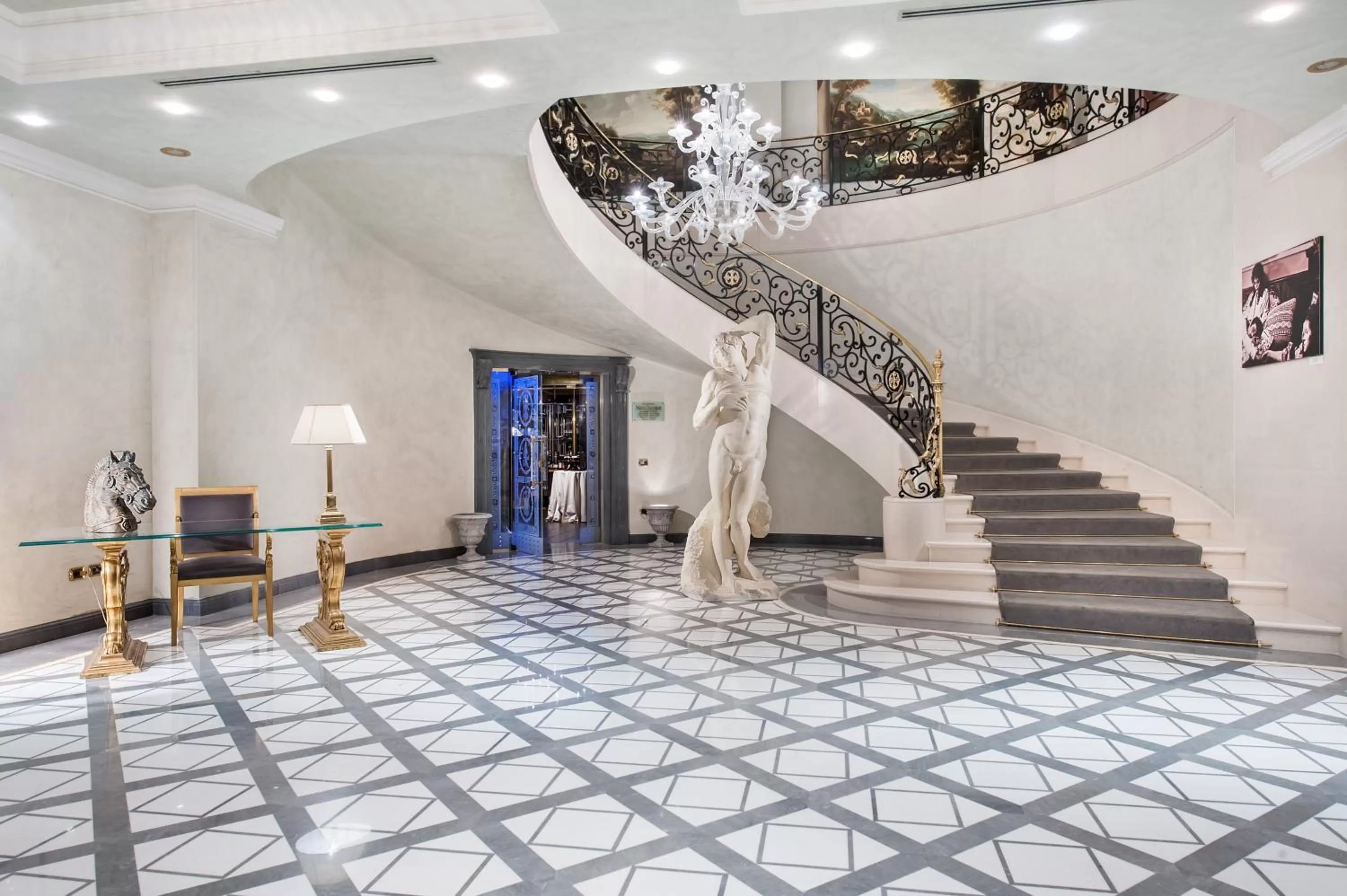 Lounge or bar in Royal Hotel Carlton