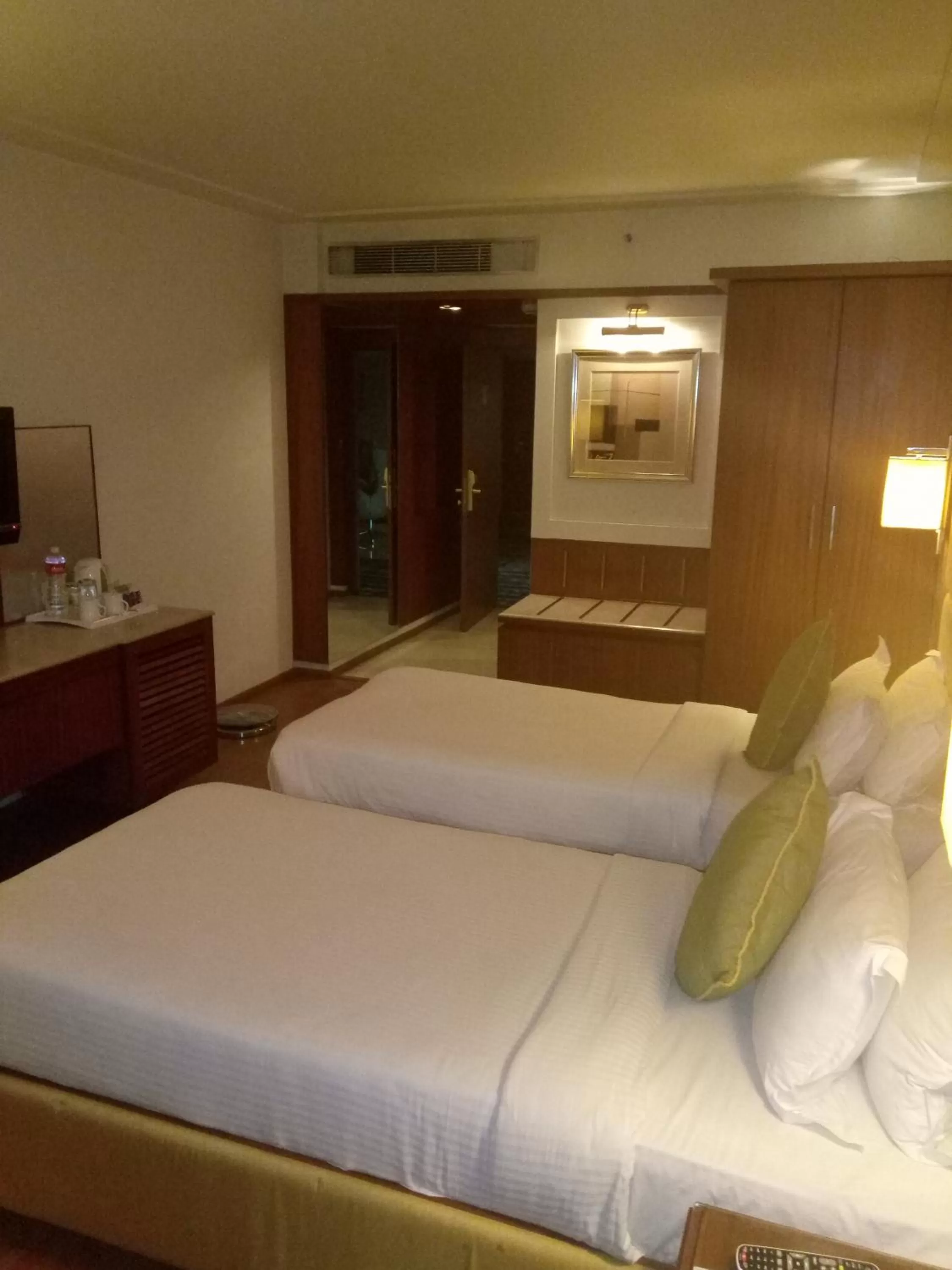 Photo of the whole room, Bed in Hampshire Plaza