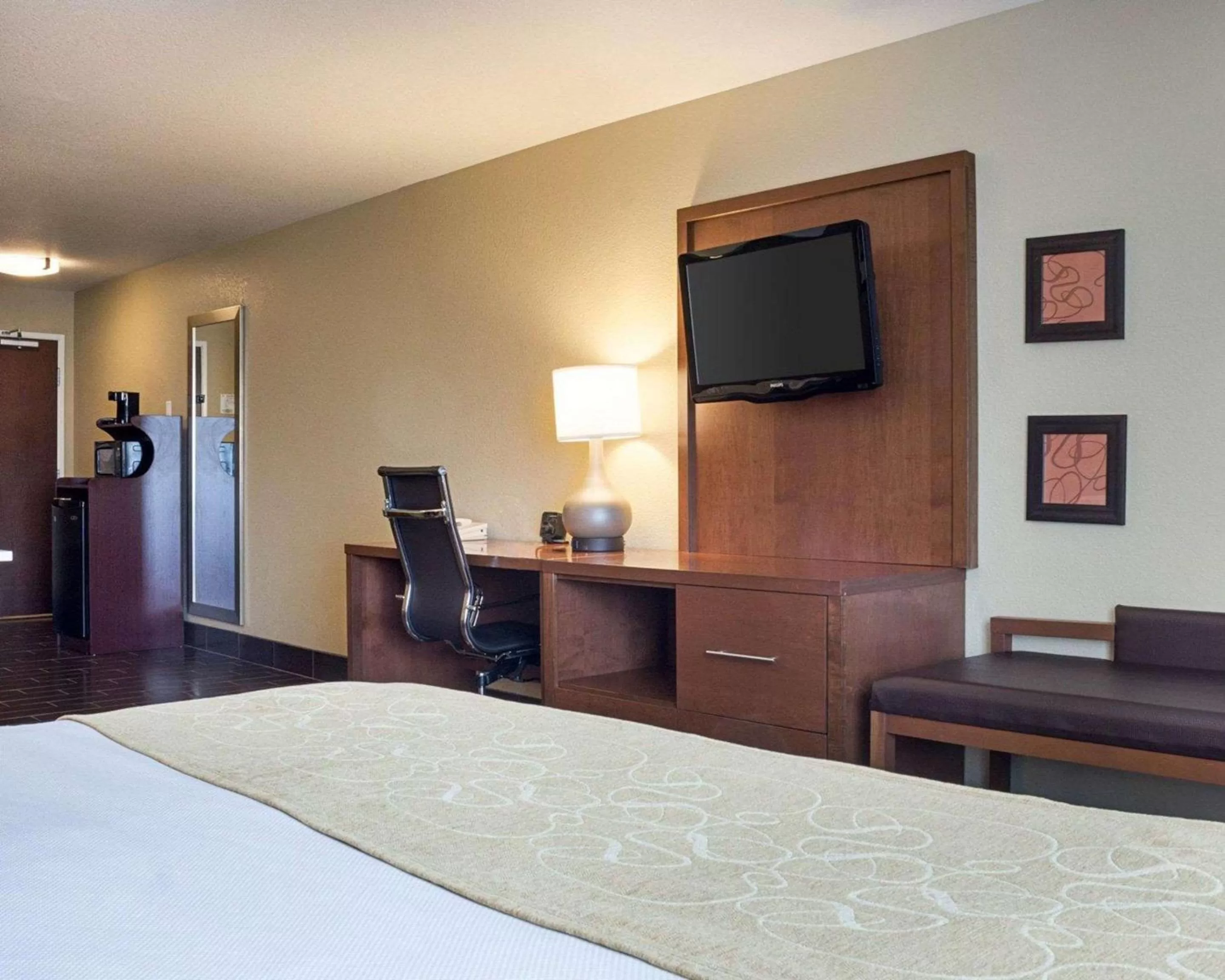 Photo of the whole room, Bed in Comfort Suites Minot South