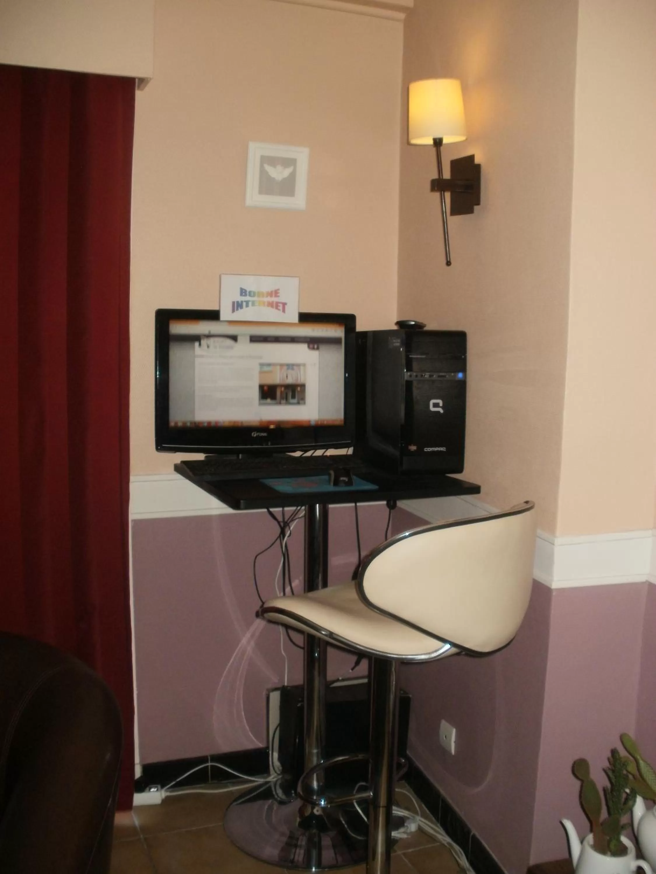 Lobby or reception in Hôtel du Tricastin