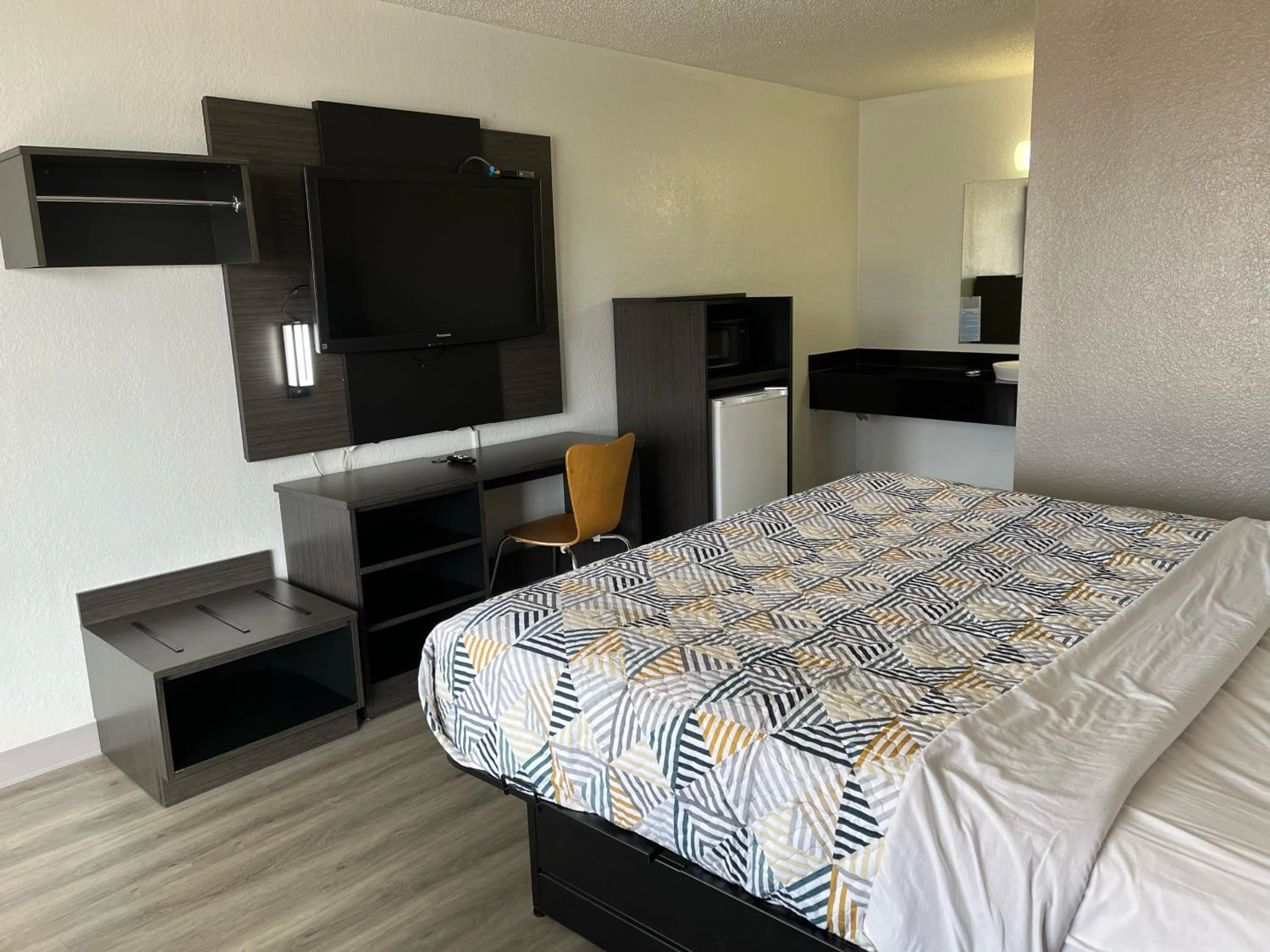 Bedroom, Bed in Motel 6 Baton Rouge Southeast