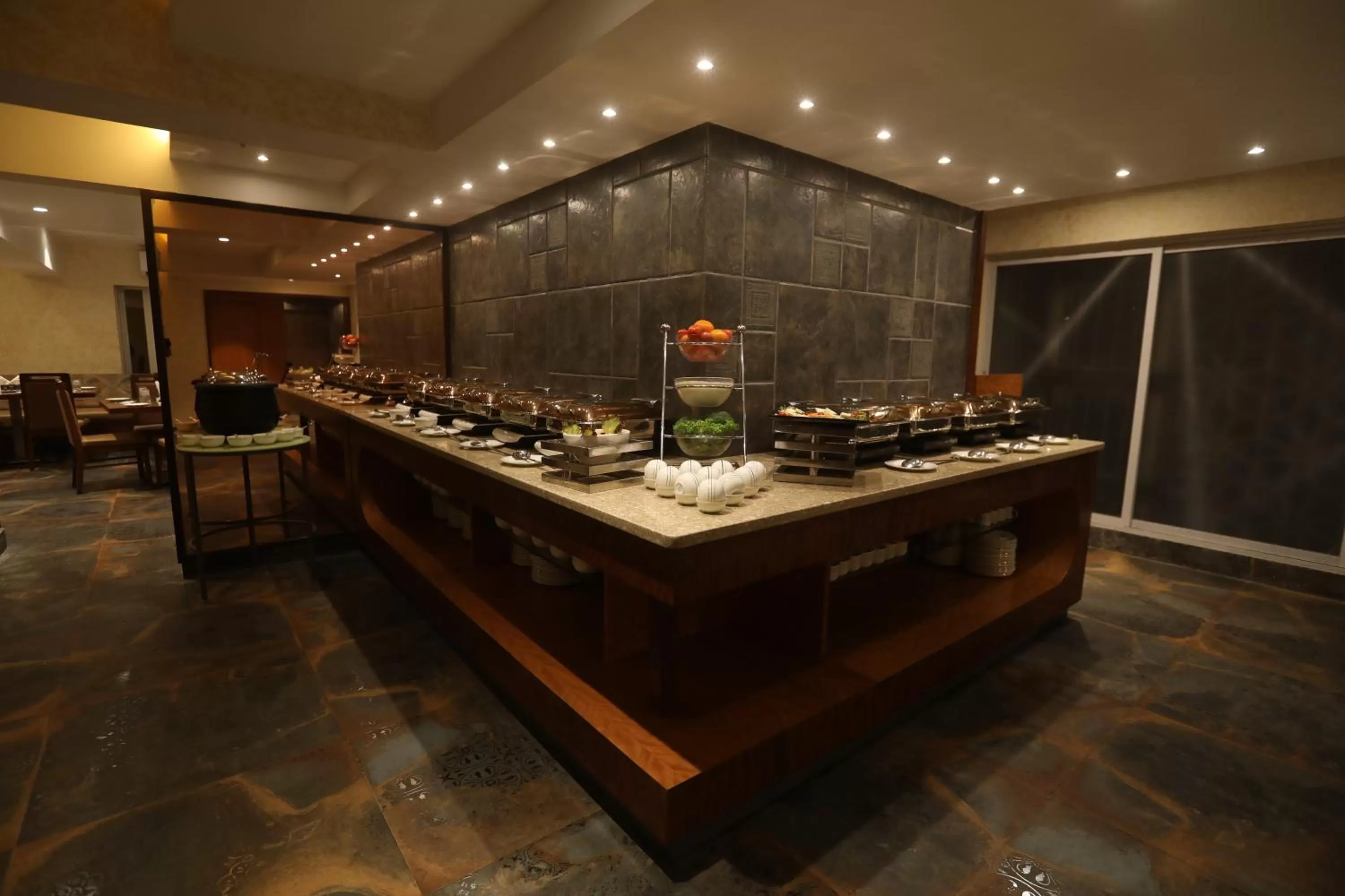 Restaurant/places to eat in Hotel Cliffton