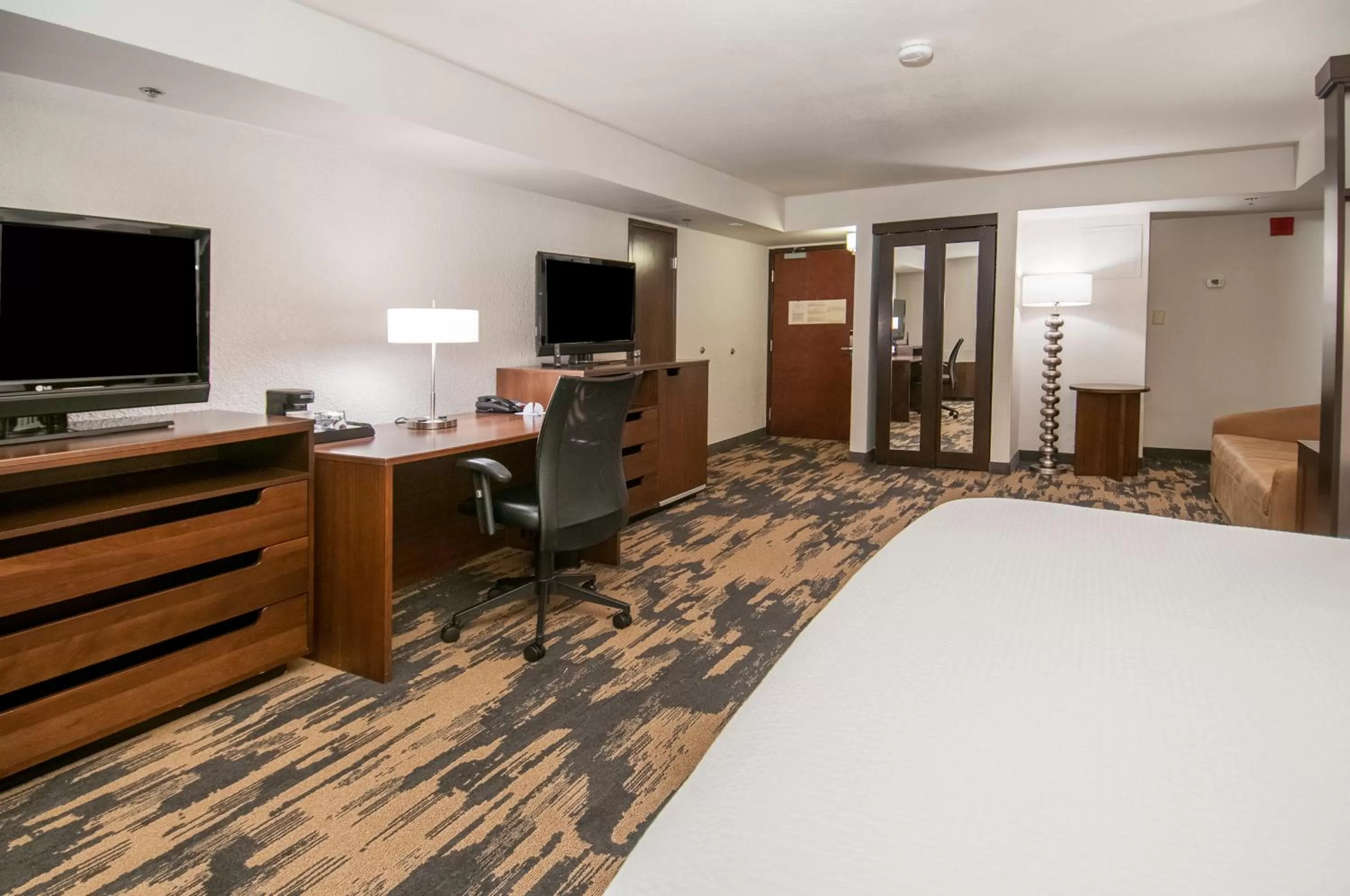 TV and multimedia, Bed in Fairfield Inn & Suites by Marriott Dallas DFW Airport South/Irving