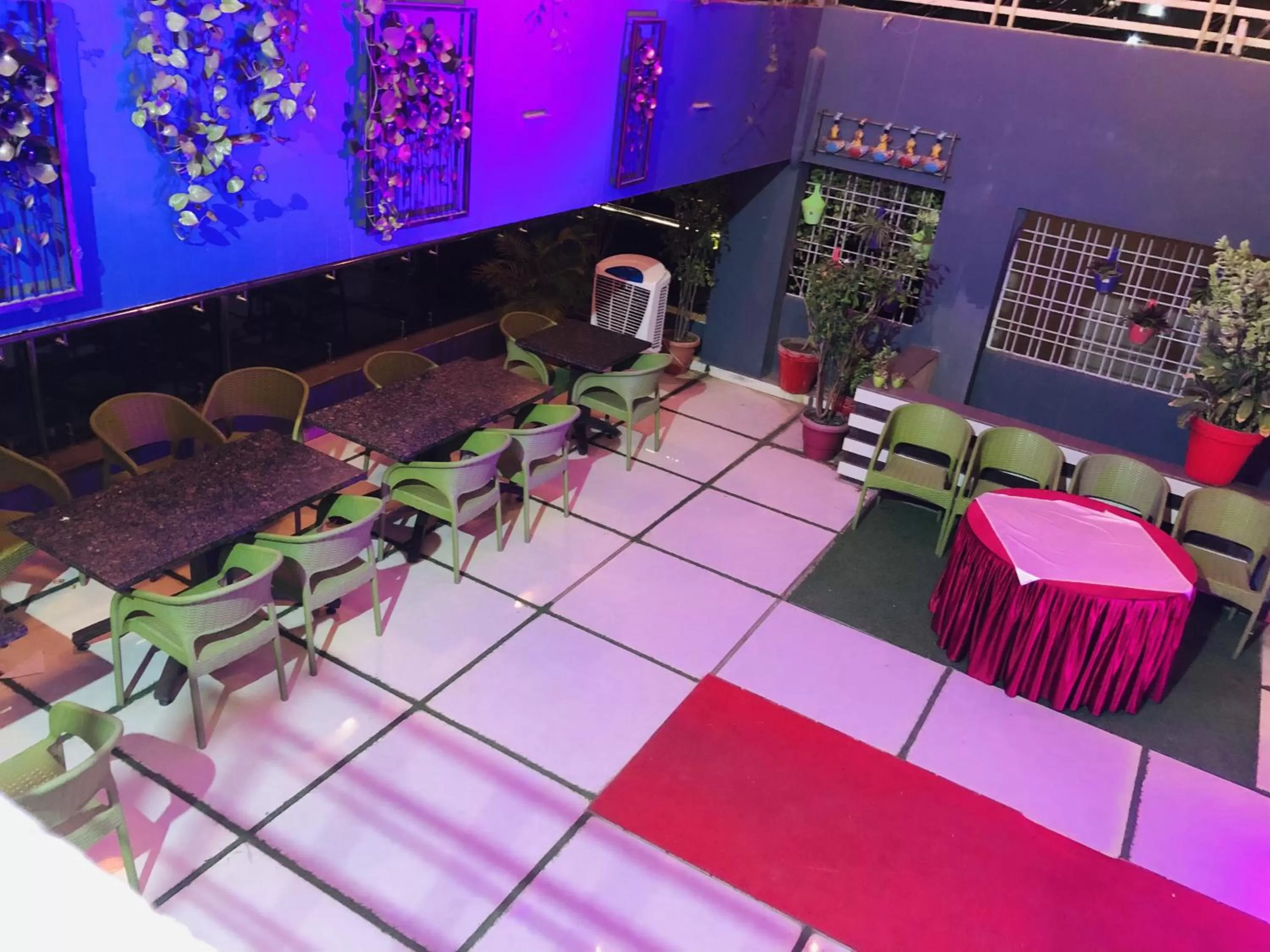 Restaurant/places to eat in The Tripti Hotel & Banquets