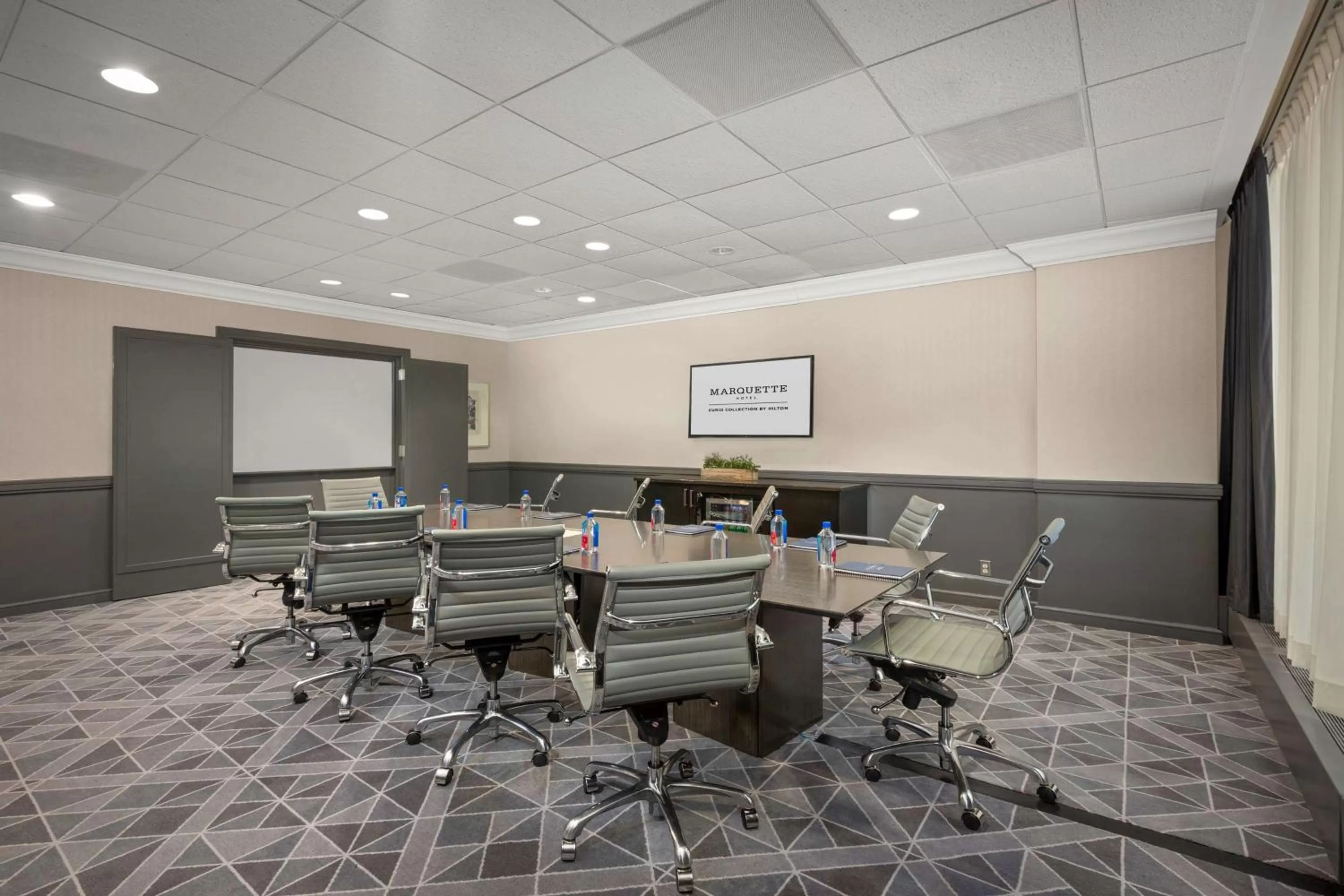 Meeting/conference room in The Marquette Hotel, Curio Collection by Hilton