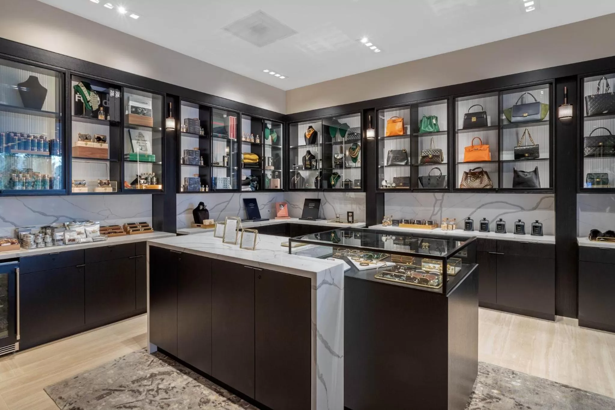 Shopping Area in Omni Houston Hotel