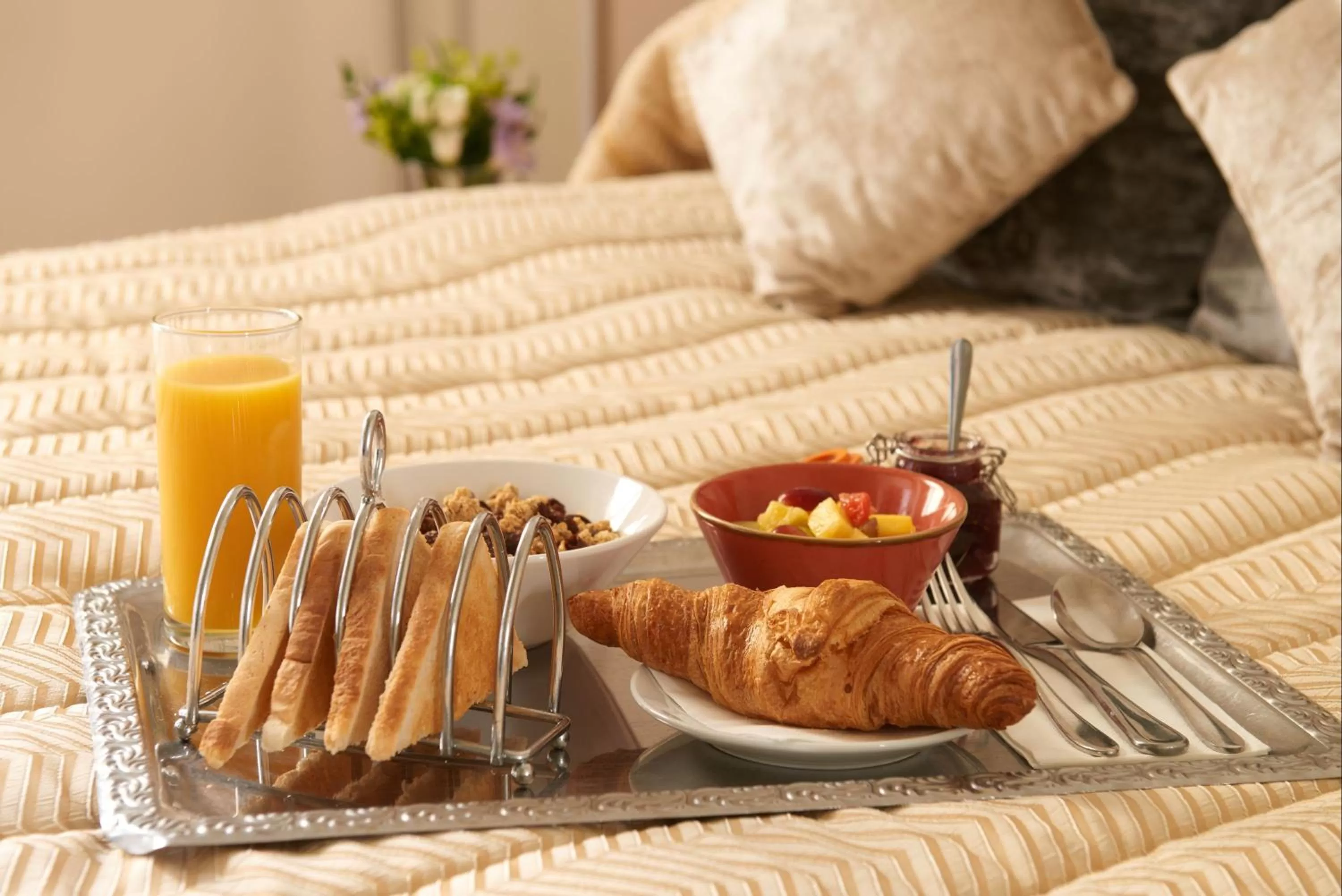 Bed, Breakfast in Berkeley Suites