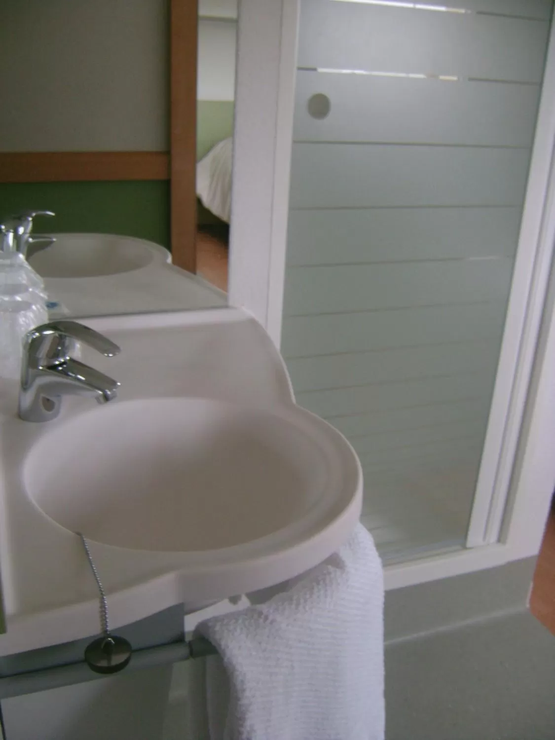 Bathroom in IBIS Budget Pontivy