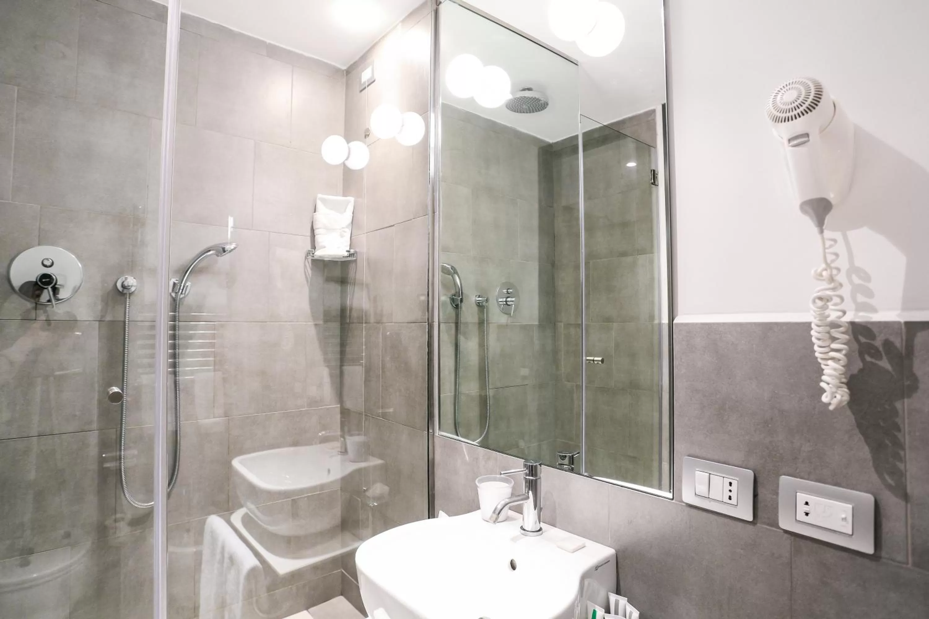 Shower in Hotel Adriano