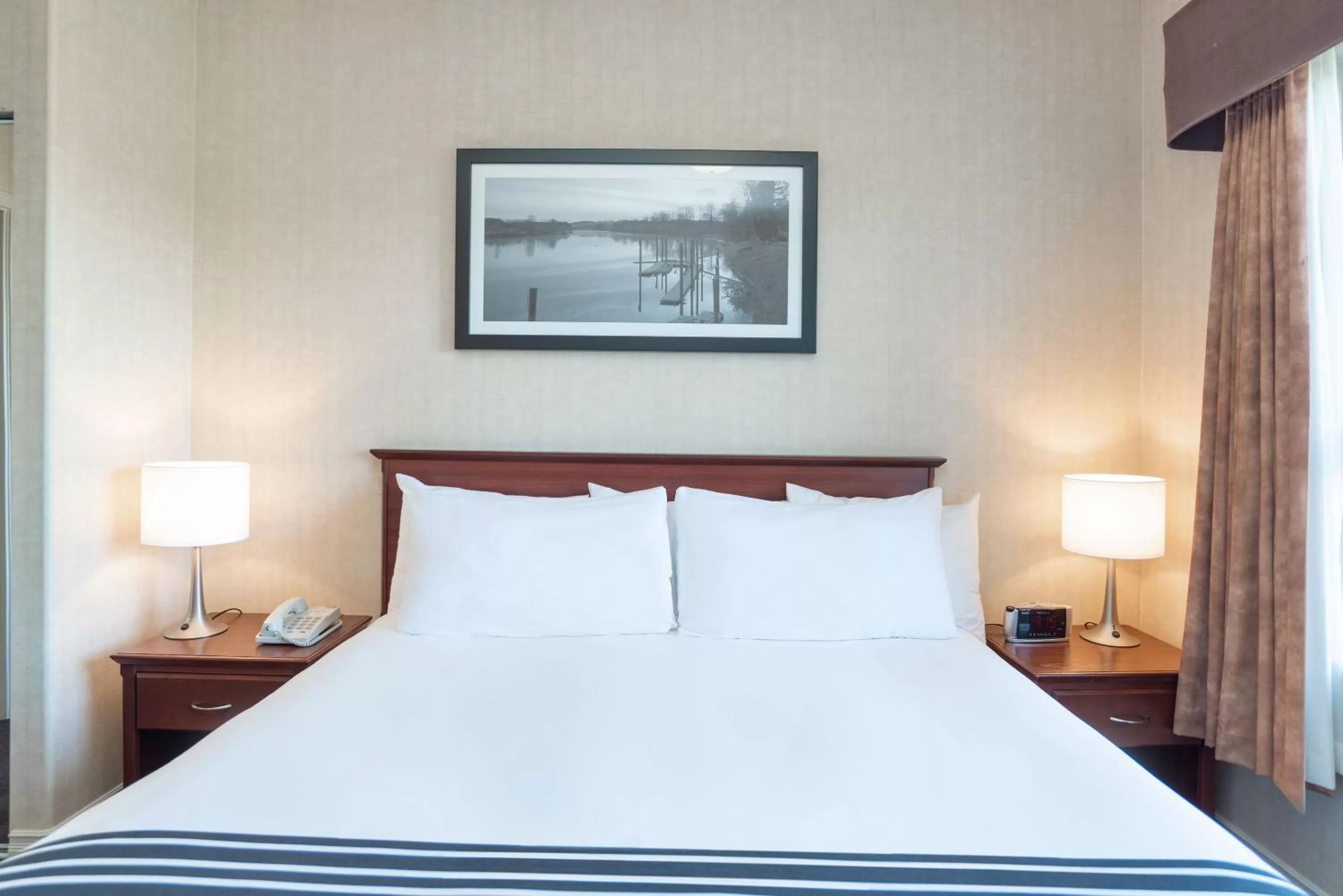 Photo of the whole room, Bed in Sandman Suites Surrey - Guildford