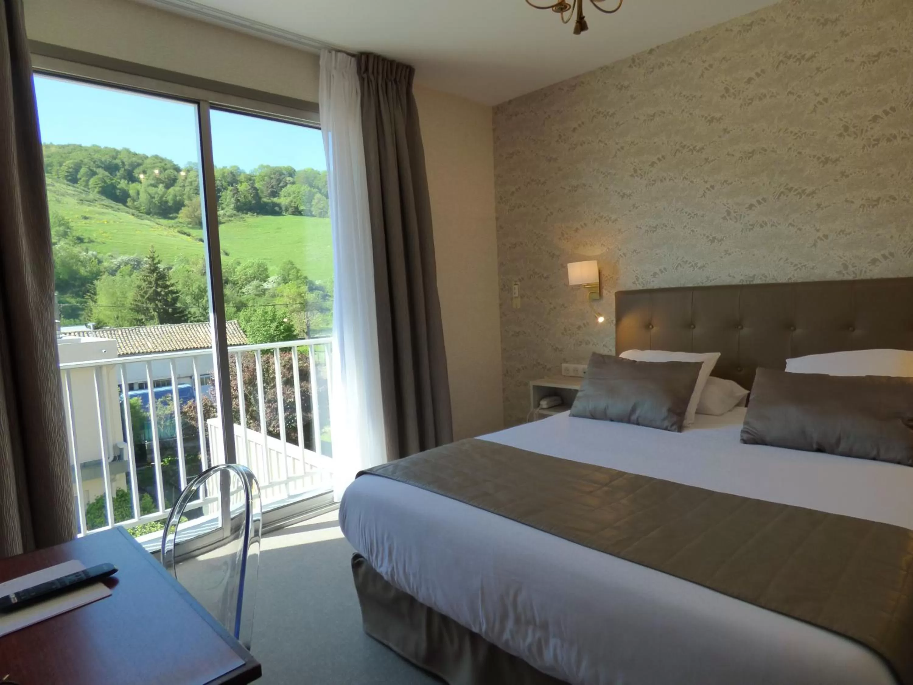 Bed in Cit'Hotel L'Etape