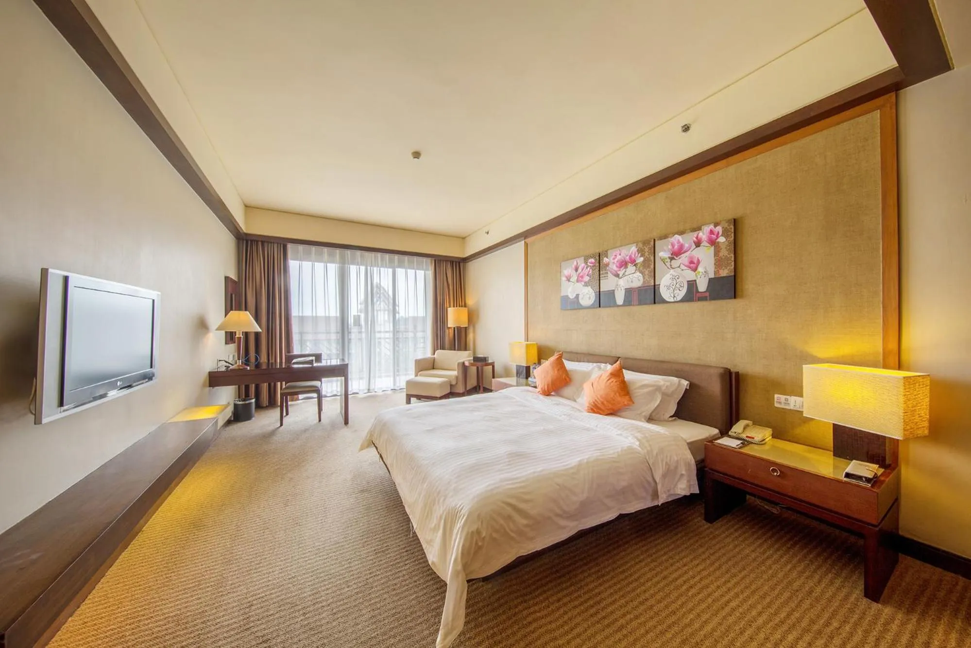 Photo of the whole room, Bed in Dongguan Richwood Garden Hotel