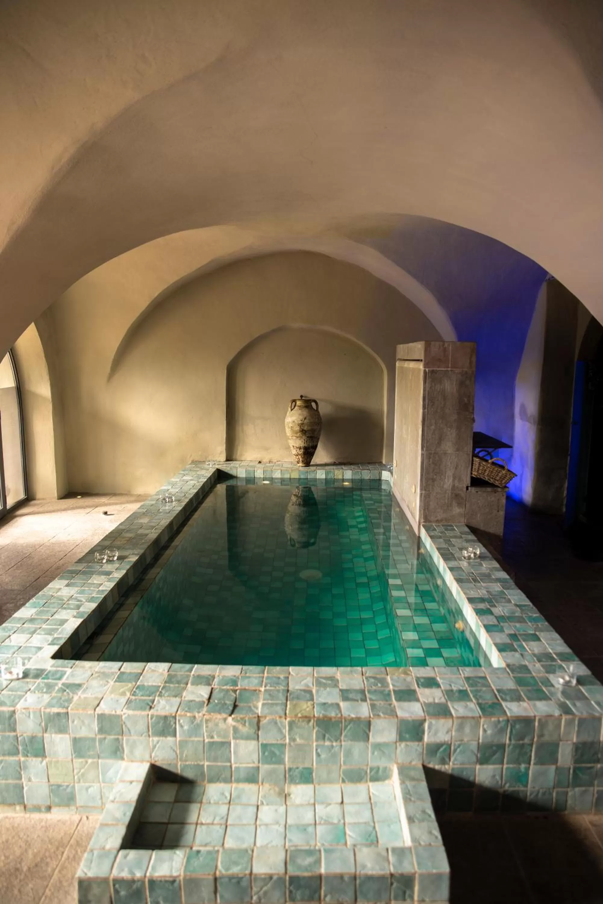 Hot Tub in Le Couvent d'Hérépian - Hôtel & Spa