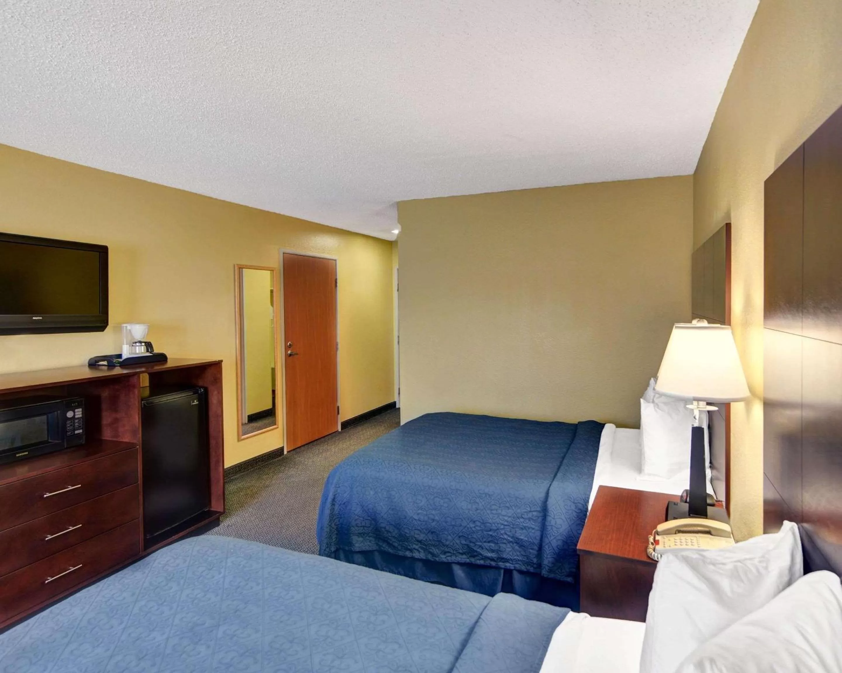 Photo of the whole room, Bed in Quality Inn & Suites Grand Prairie South