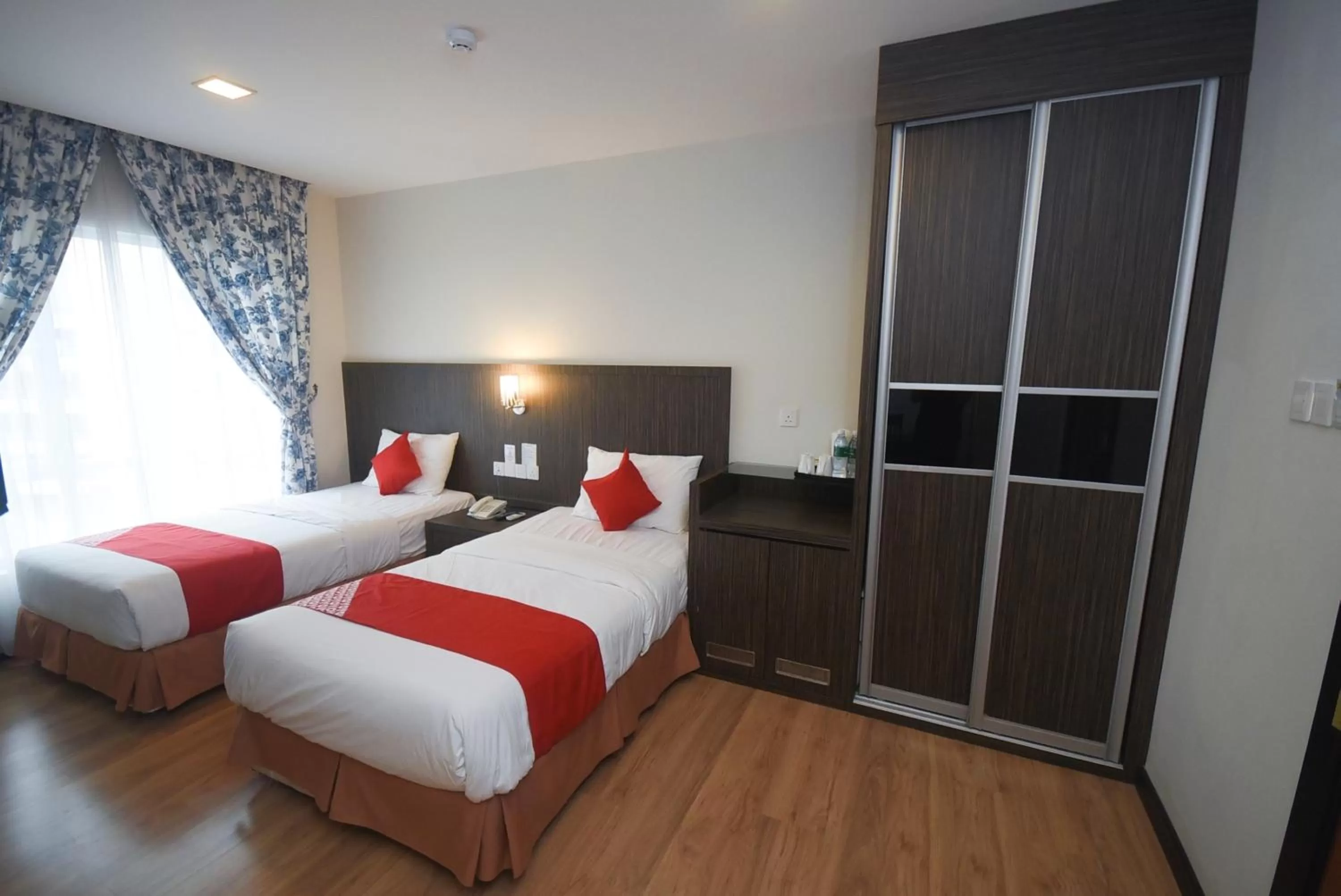 Bedroom, Bed in Super OYO 985 Hotel Nur