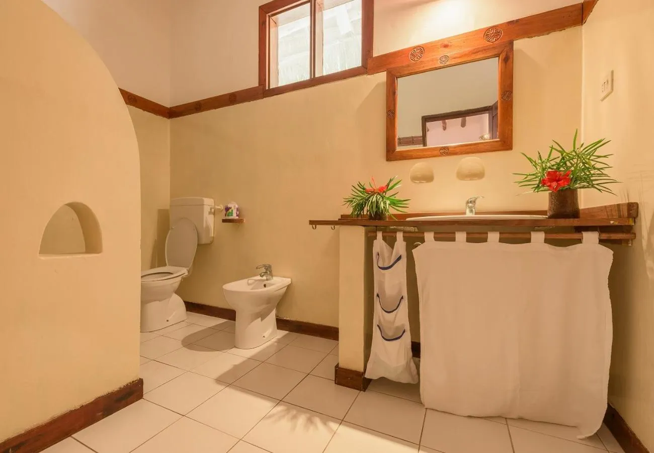 Toilet in Hakuna Majiwe Beach Lodge