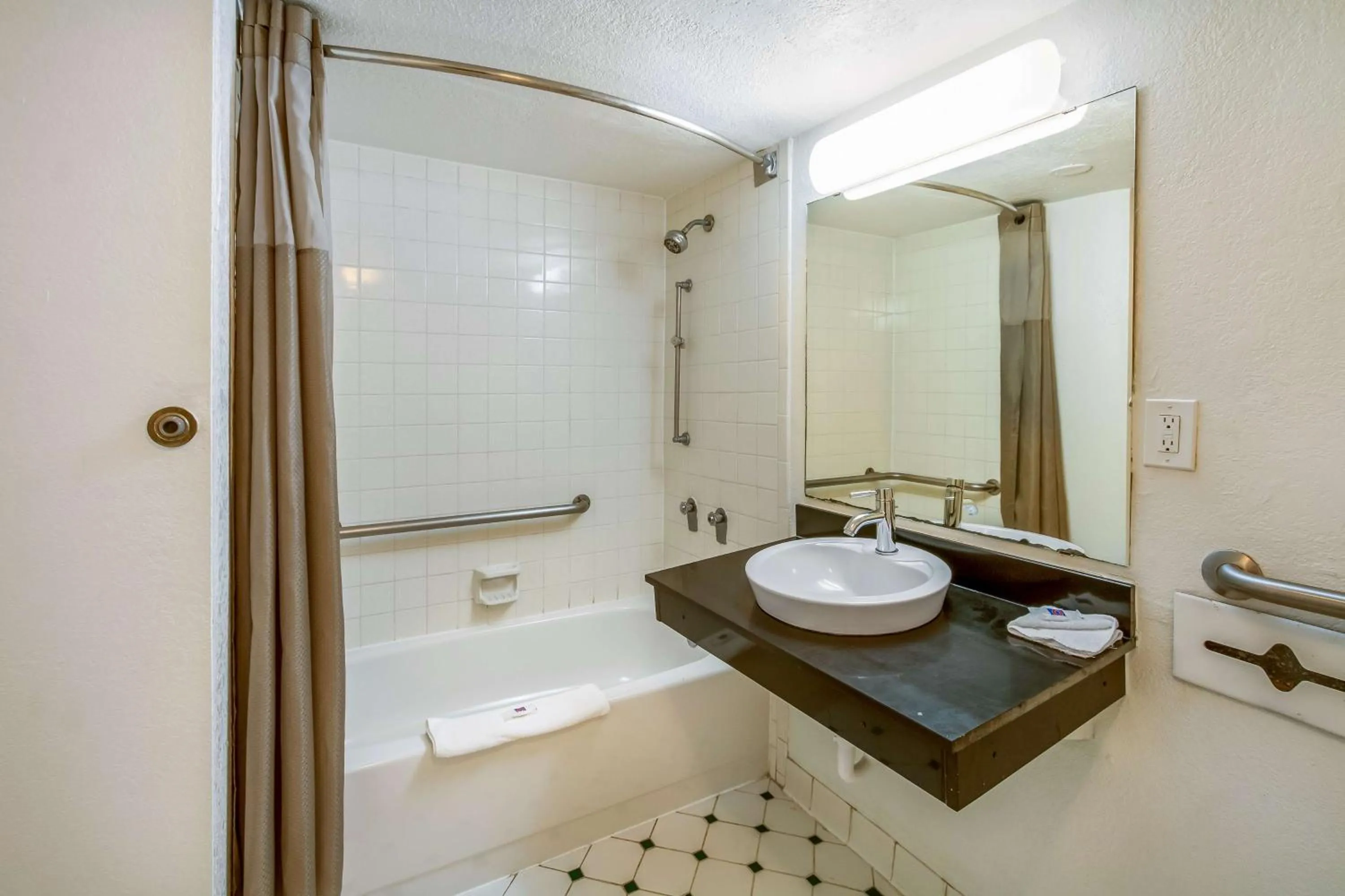 Bathroom in Motel 6-Euless, TX - DFW West