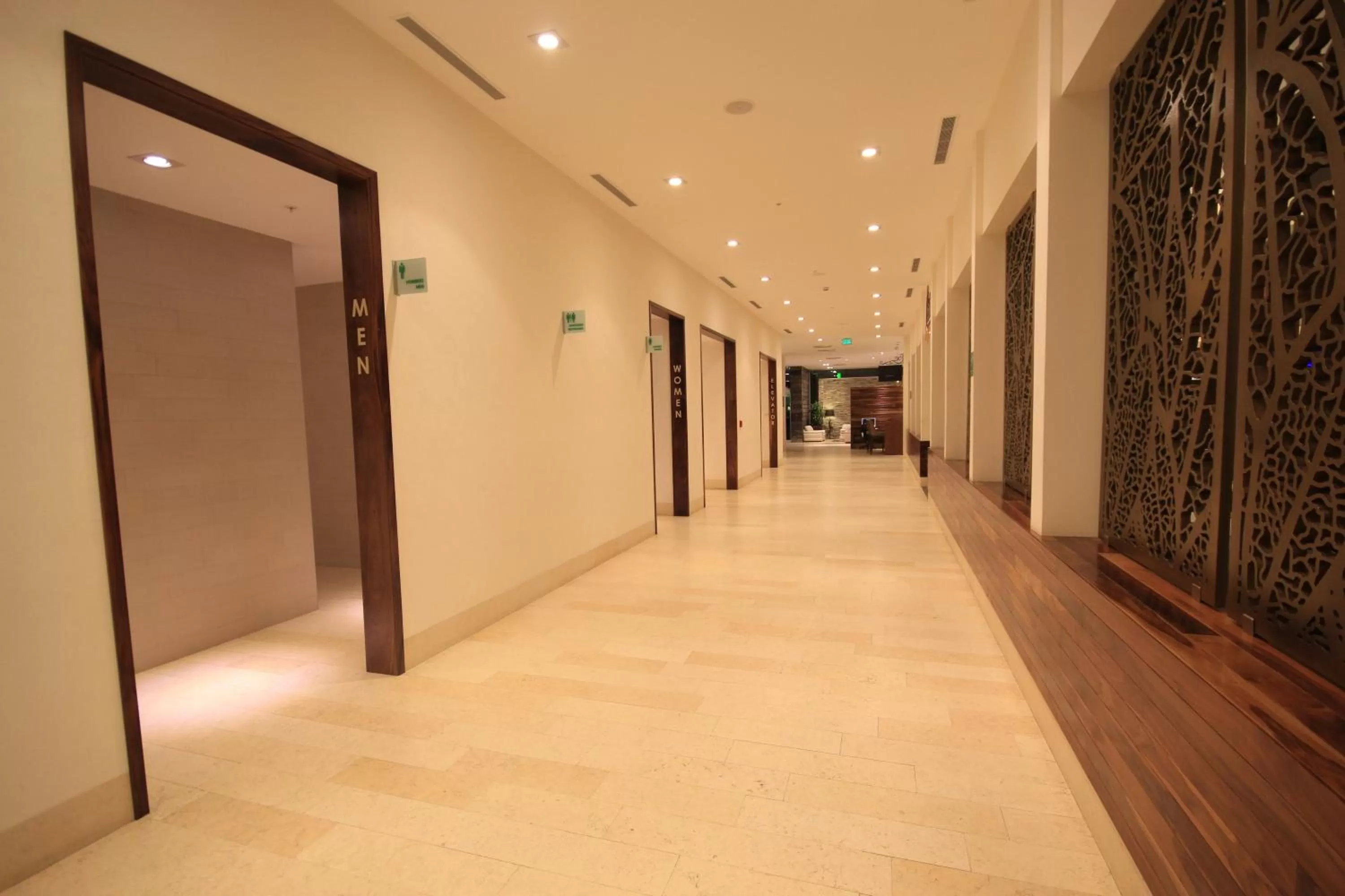 Lobby or reception in Holiday Inn & Suites Plaza Mayor by IHG
