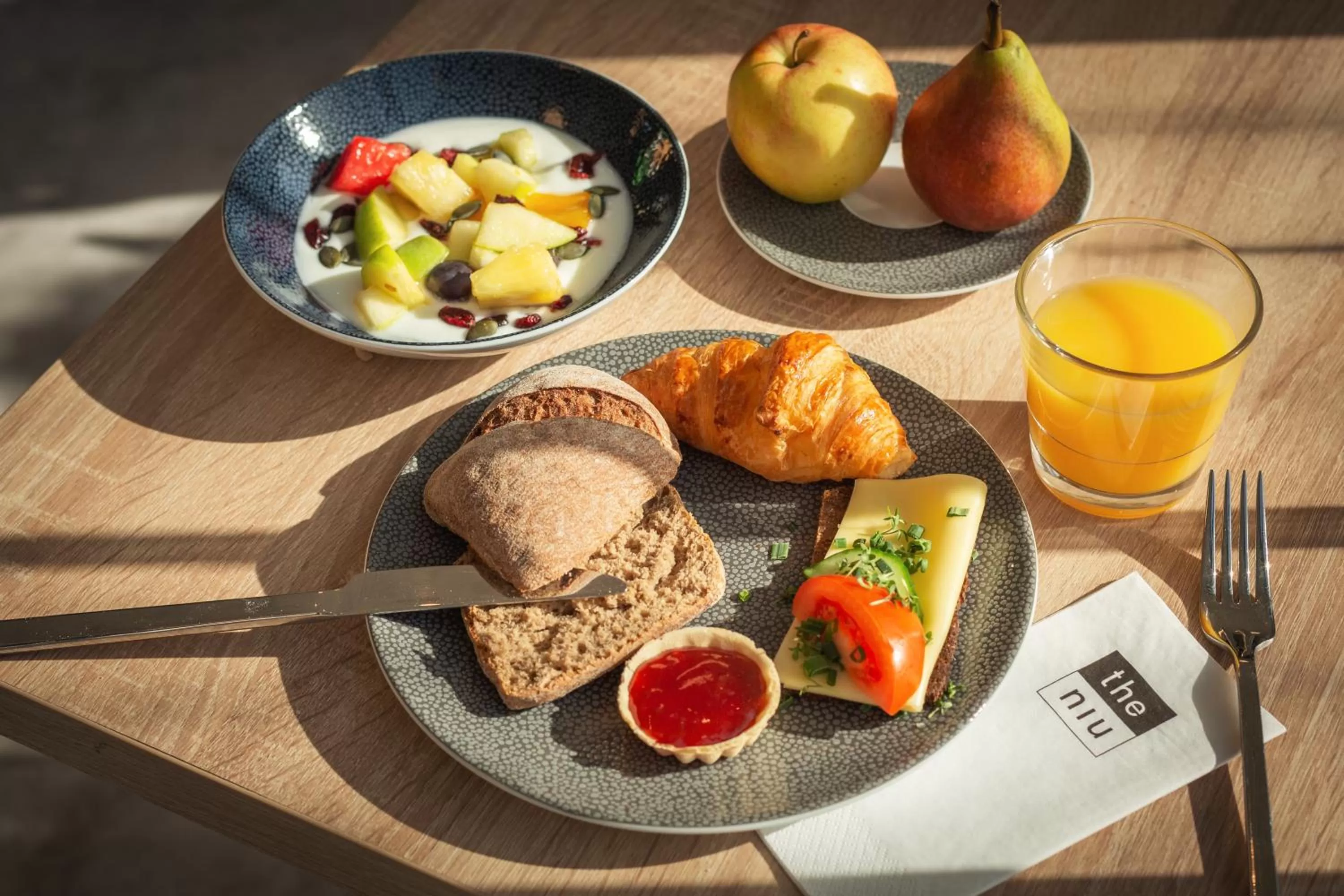 Food and drinks in Holiday Inn - the niu, Bricks Hamburg Eppendorf by IHG