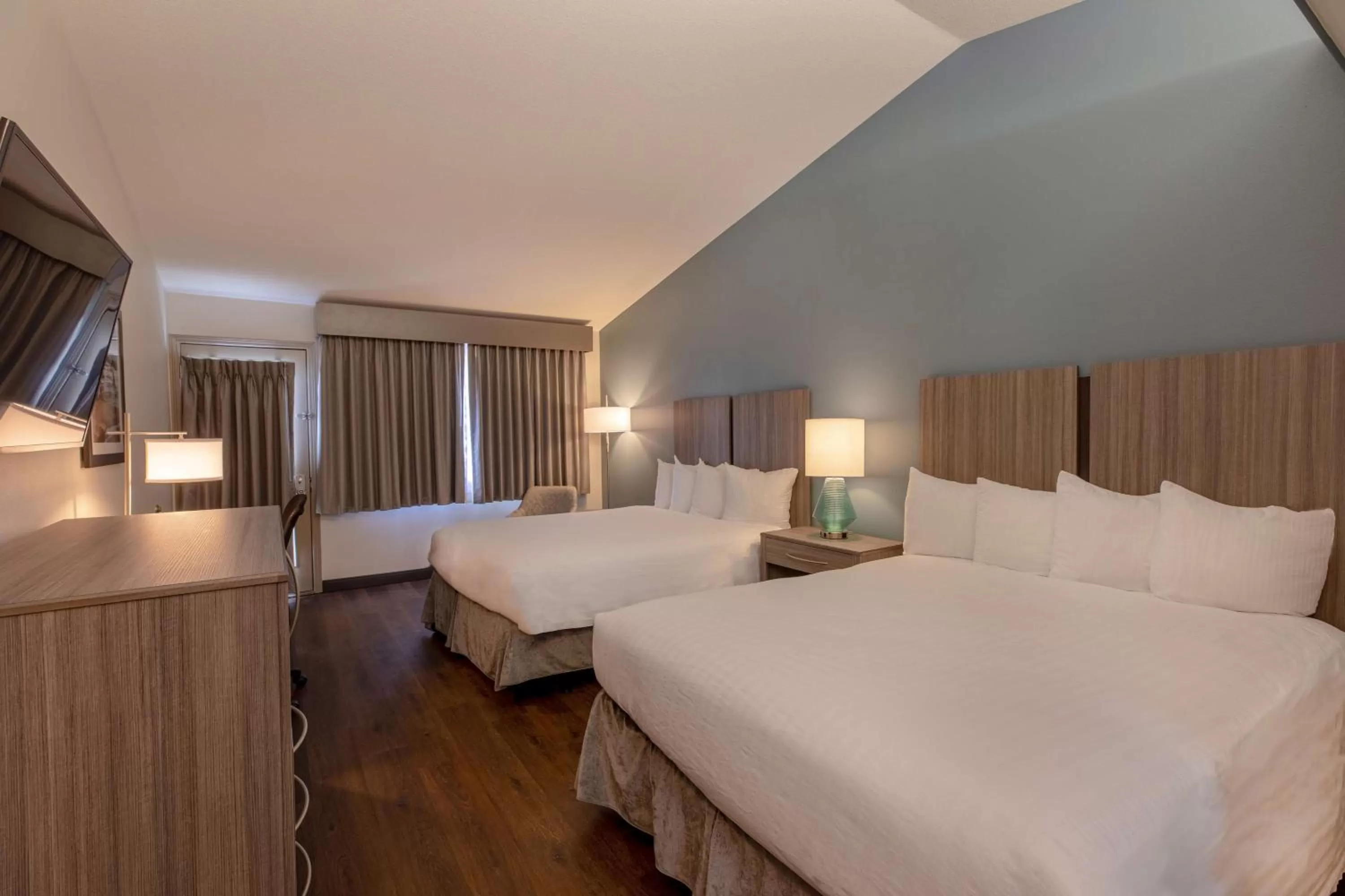 Photo of the whole room, Bed in Best Western Inn at Face Rock