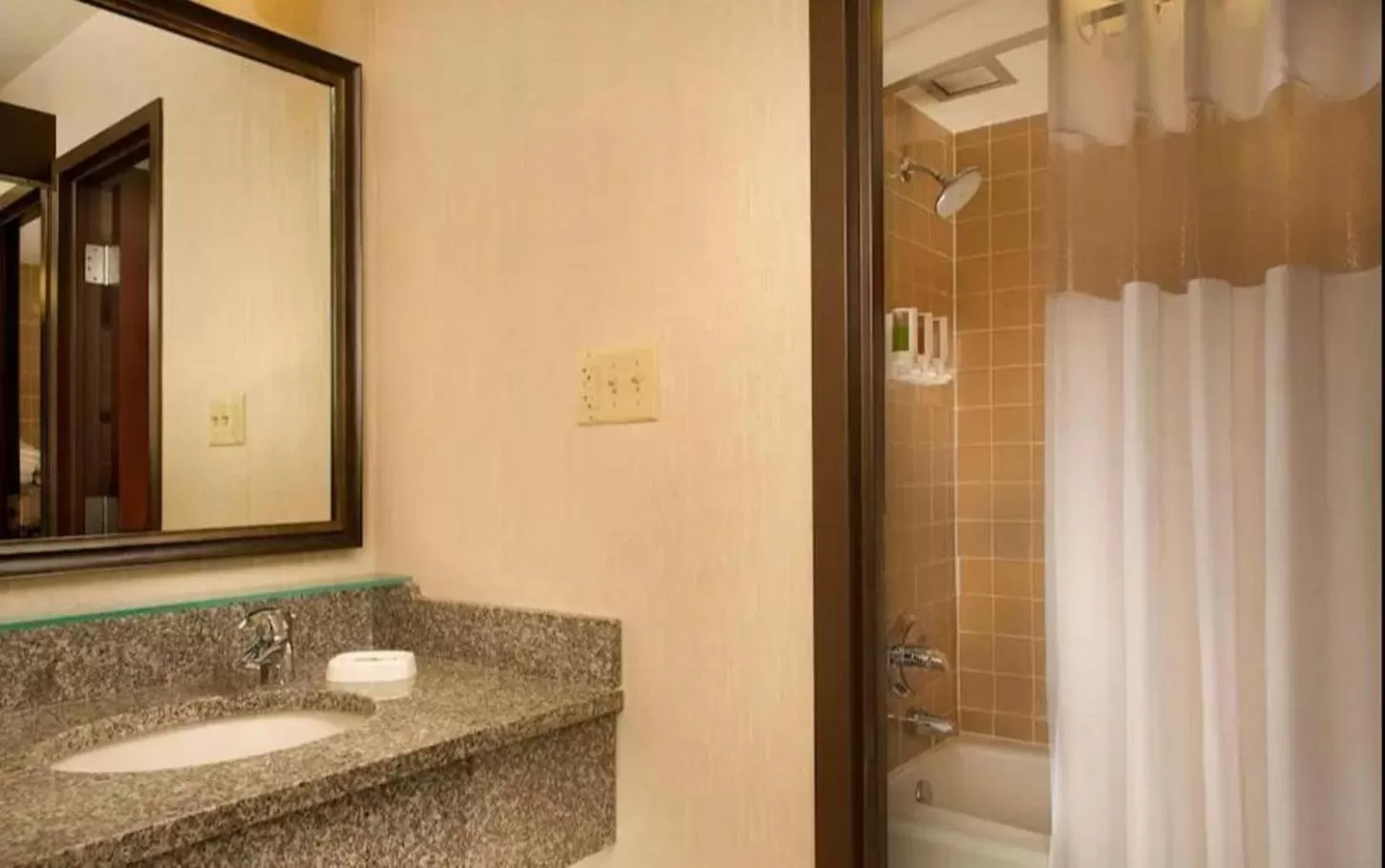 Bathroom in Hotel Lotus Kansas City Stadium