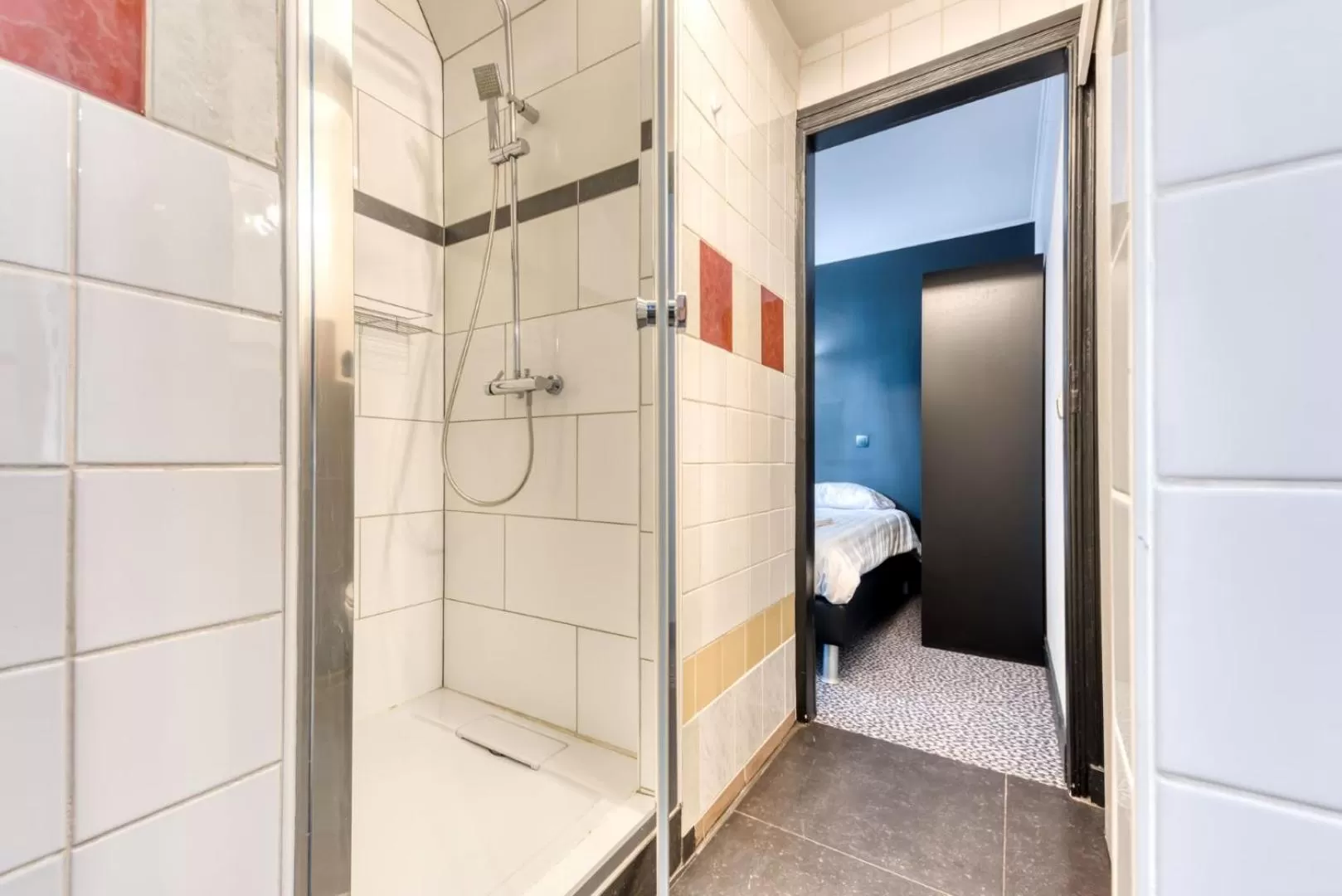 Bathroom, Bed in Hôtel de la Gare