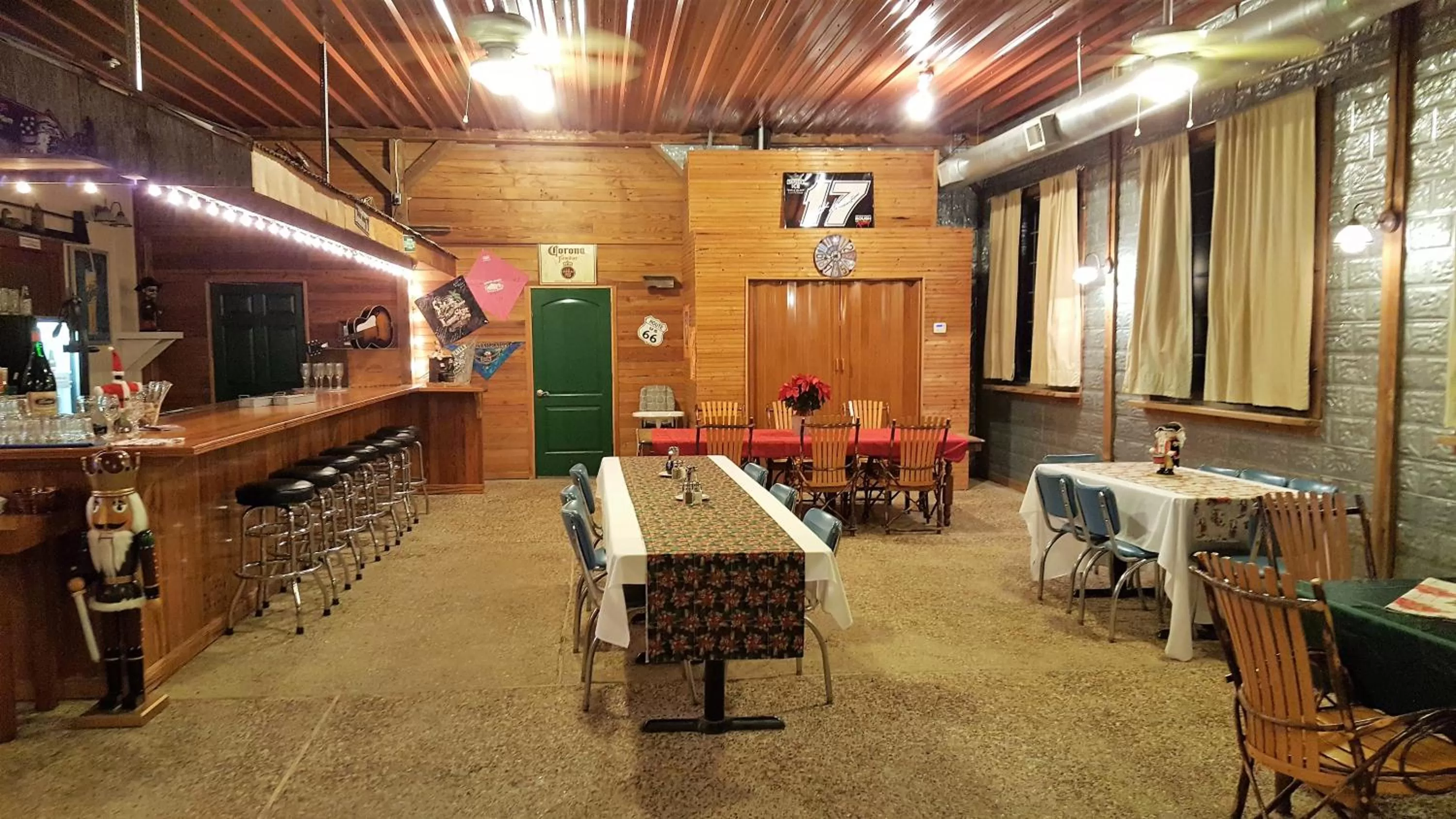 Restaurant/Places to Eat in Full Moon Inn